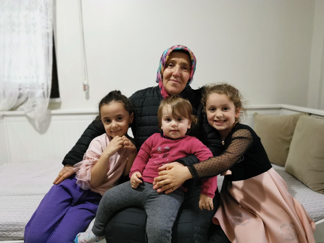 Eşi terk edince mahallenin “Bakkal Ablası” çocuklarının kahramanı oldu