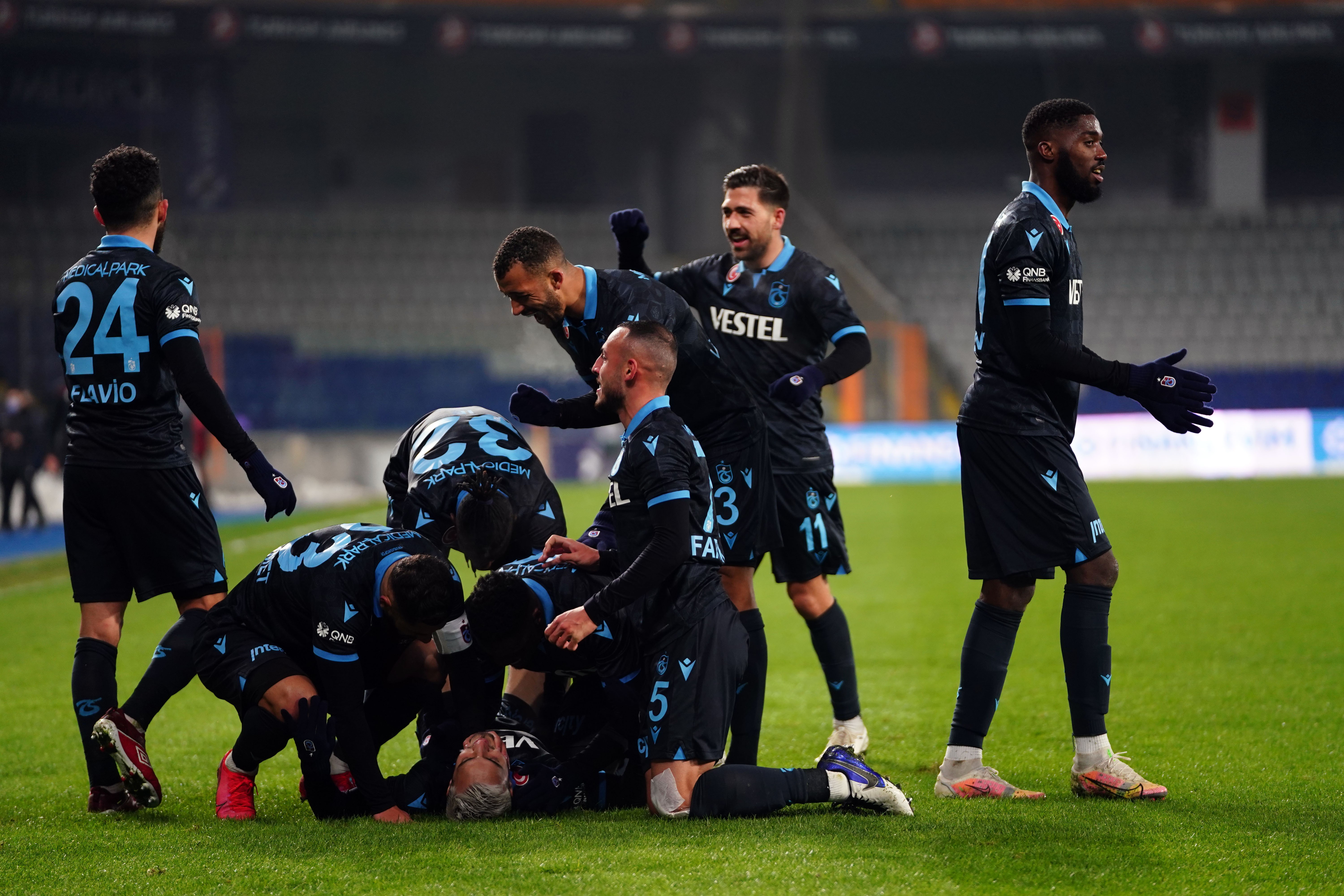 Trabzonspor, Başakşehir'i tek golle geçti