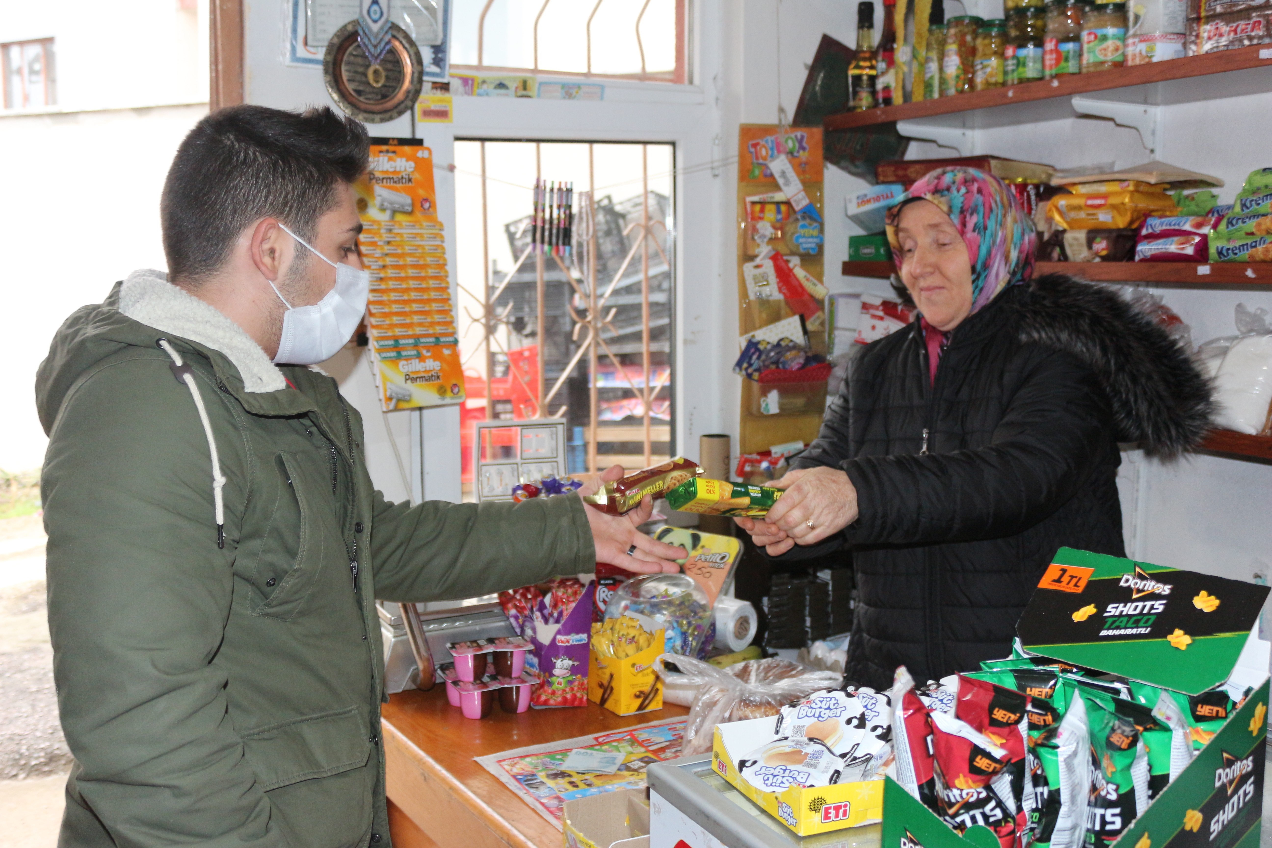 Eşi terk edince mahallenin “Bakkal Ablası” çocuklarının kahramanı oldu