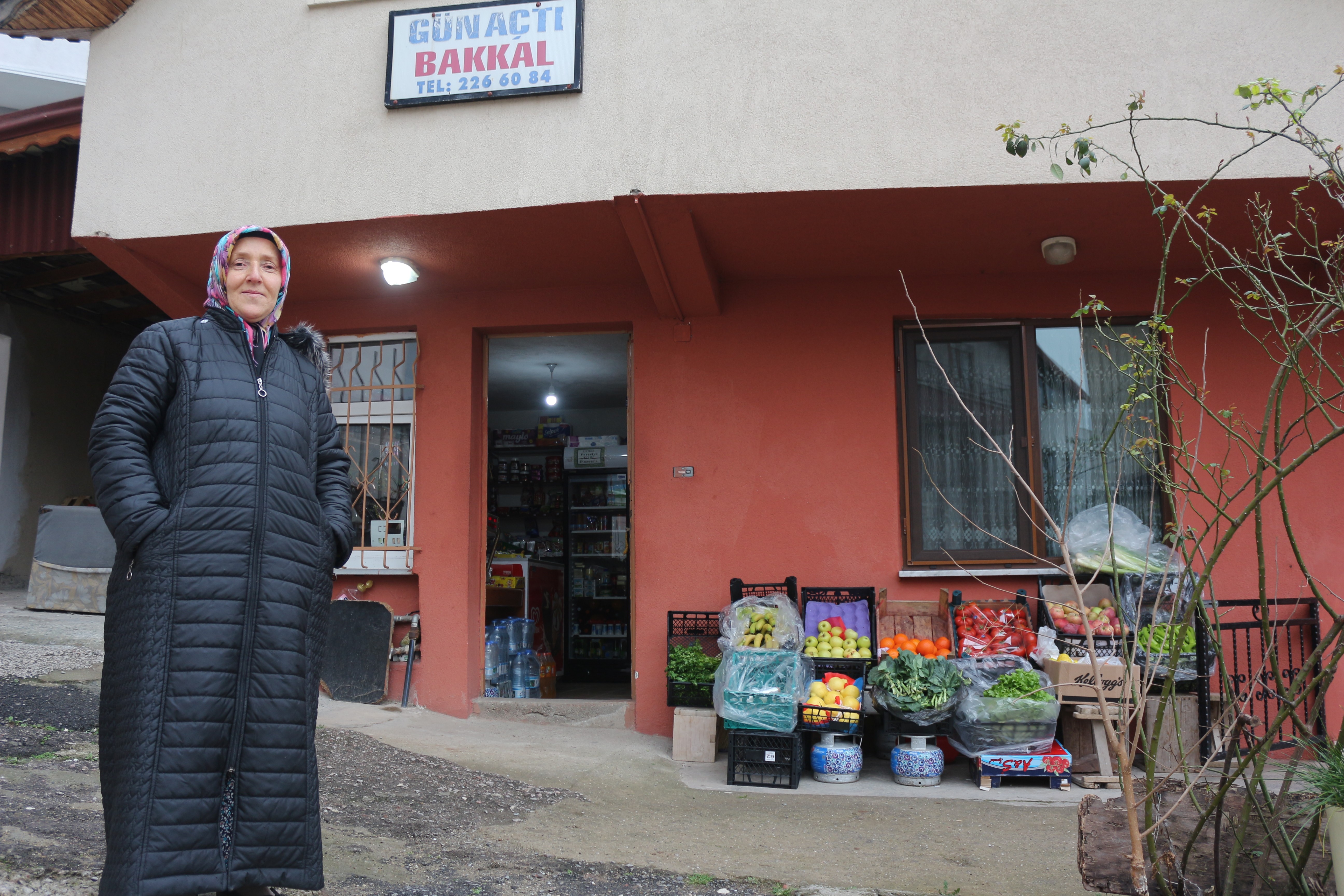 Eşi terk edince mahallenin “Bakkal Ablası” çocuklarının kahramanı oldu