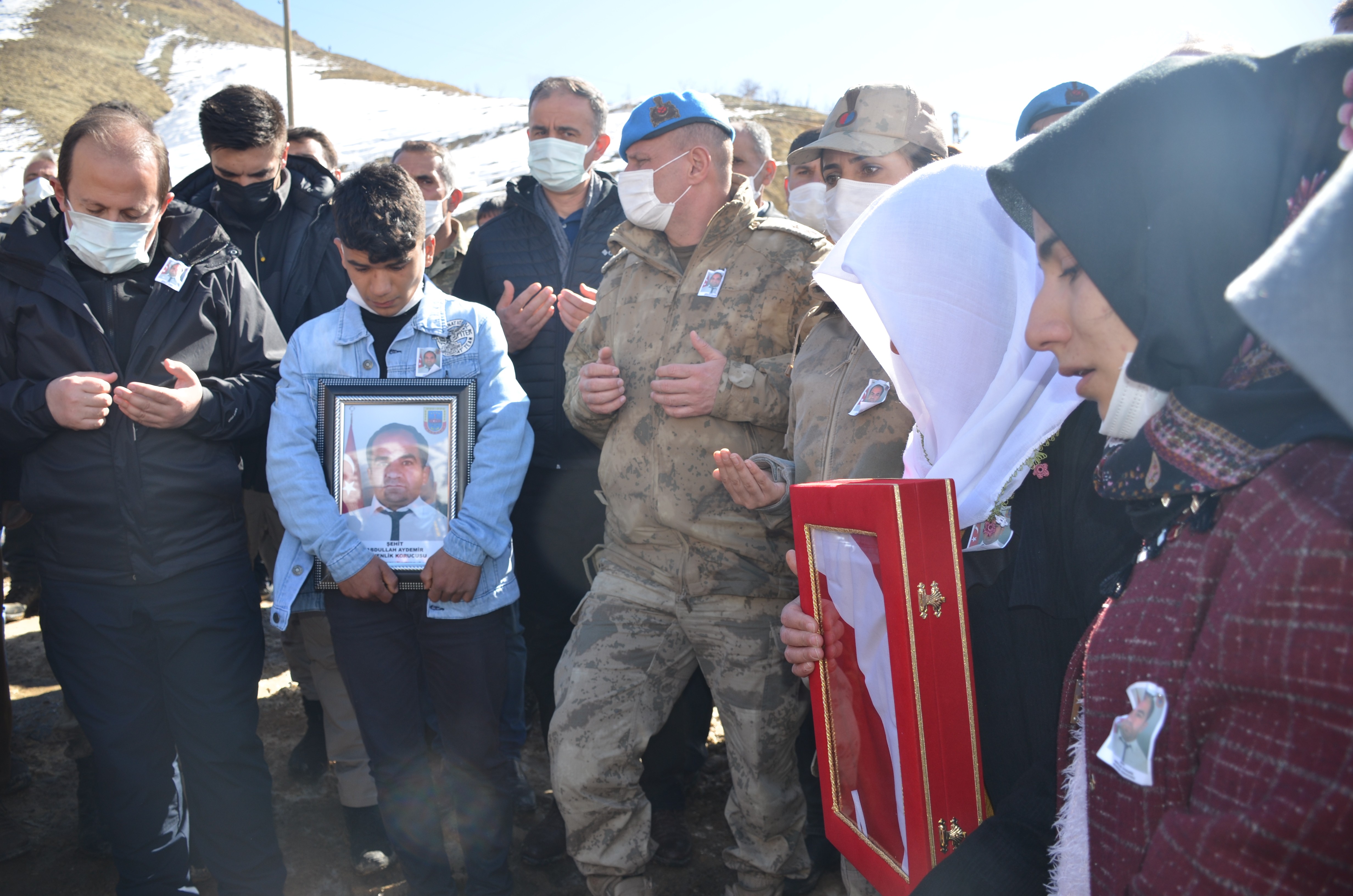 Pence Kaplan Harekatı'nda şehit olan güvenlik korucusu toprağa verildi