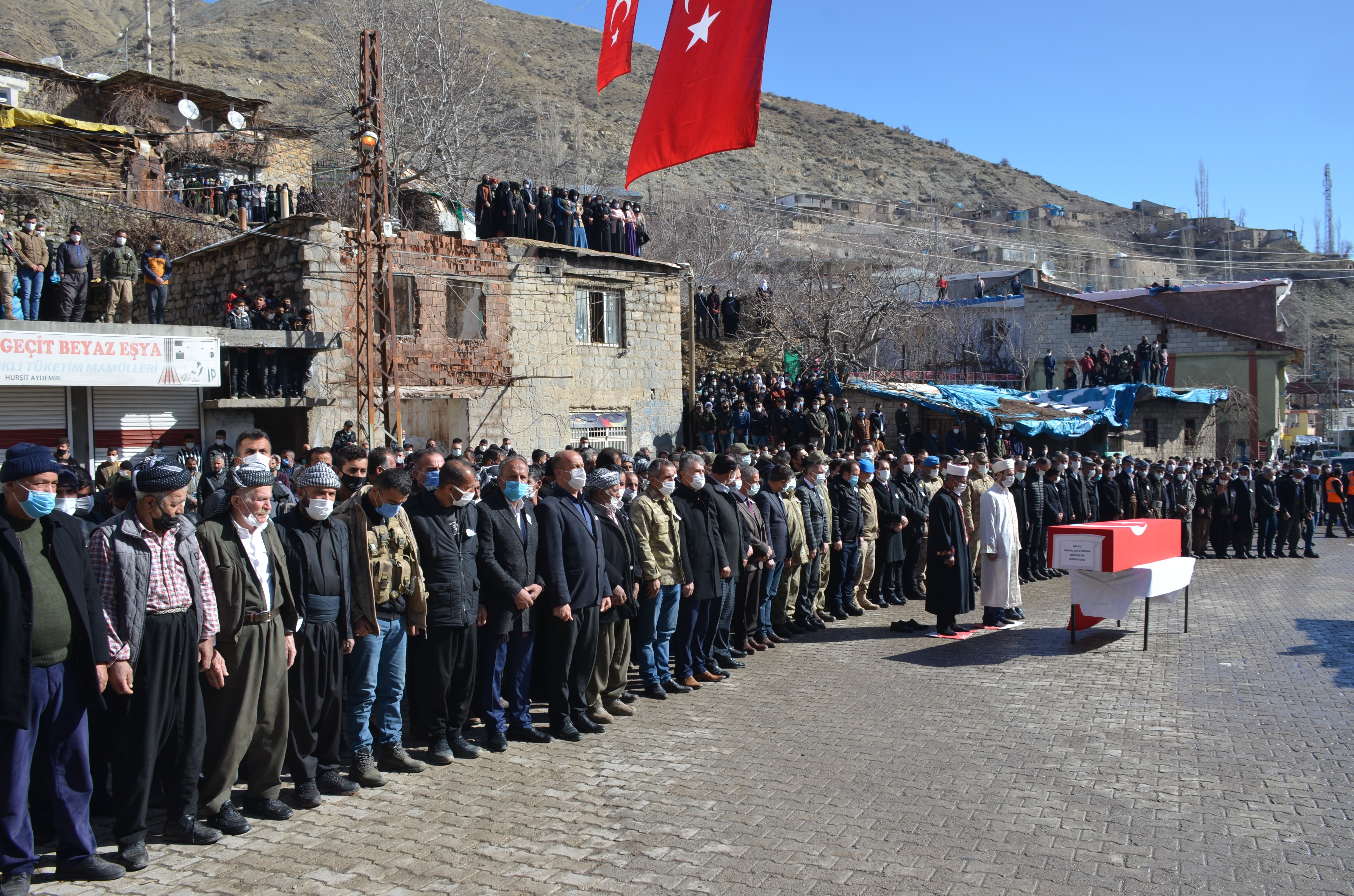 Pence Kaplan Harekatı'nda şehit olan güvenlik korucusu toprağa verildi