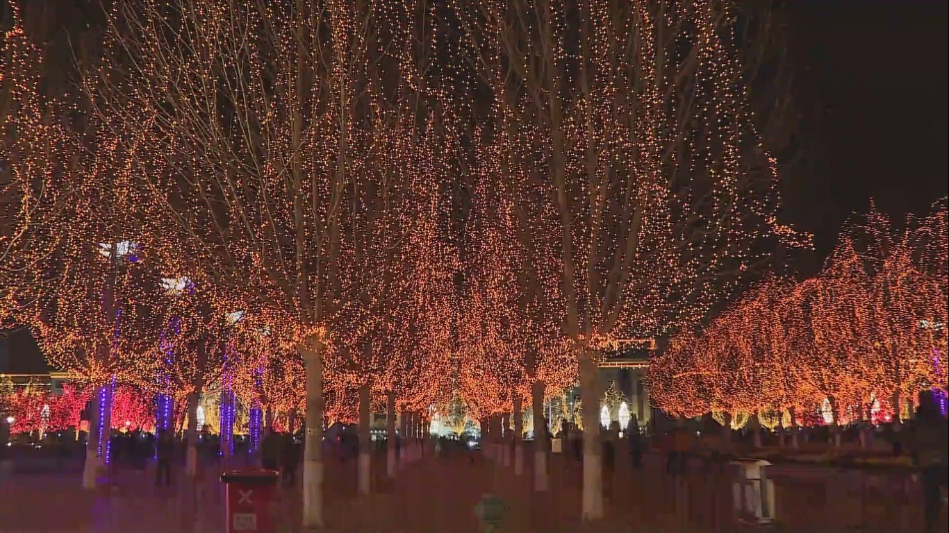 Çin’de Fener Festivali renkli görüntüler oluşturdu