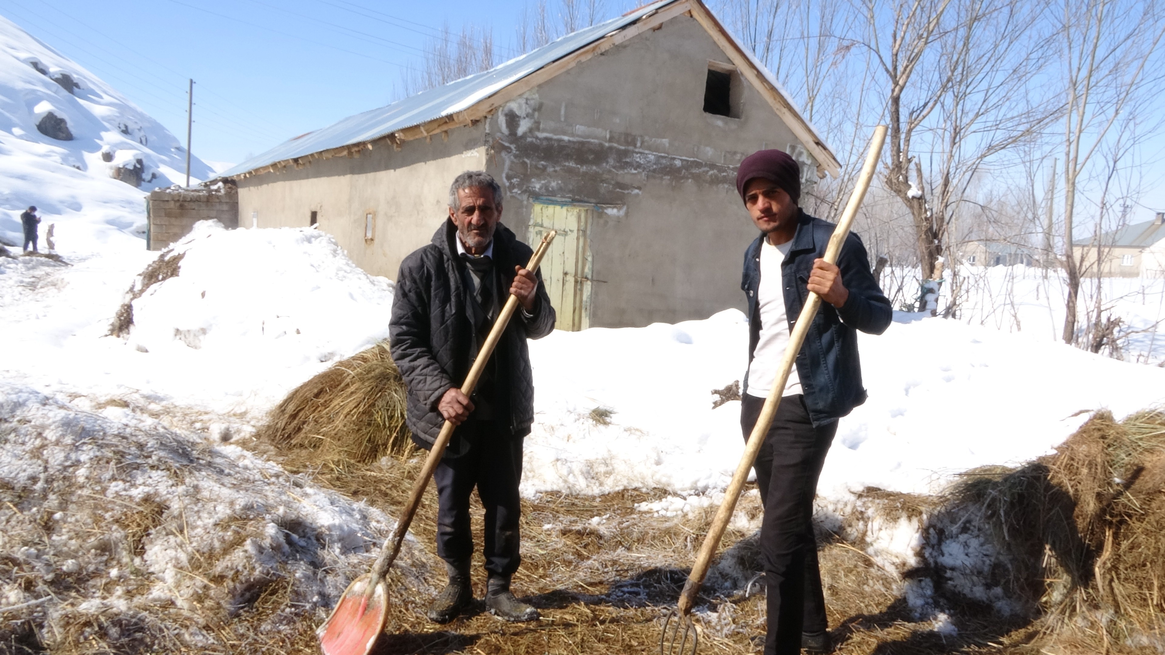 Bataklığa saplanan ineğin sahibi Mehmet Emin Amca bu kış mutlu