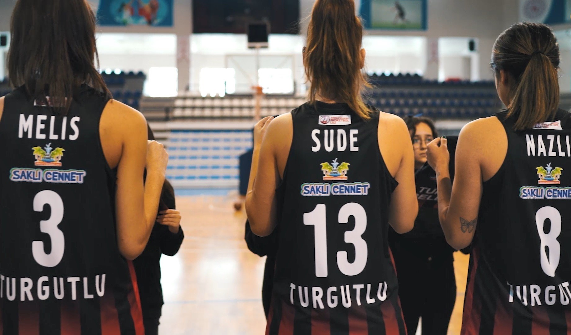 Öldürülen kadınların isimleri formalarda