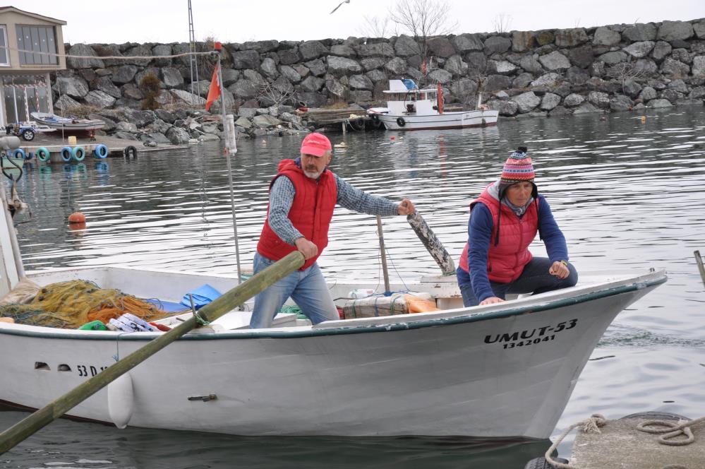 22 yıldır gece gündüz demeden eşiyle birlikte denizde 'Vira Bismillah' diyor