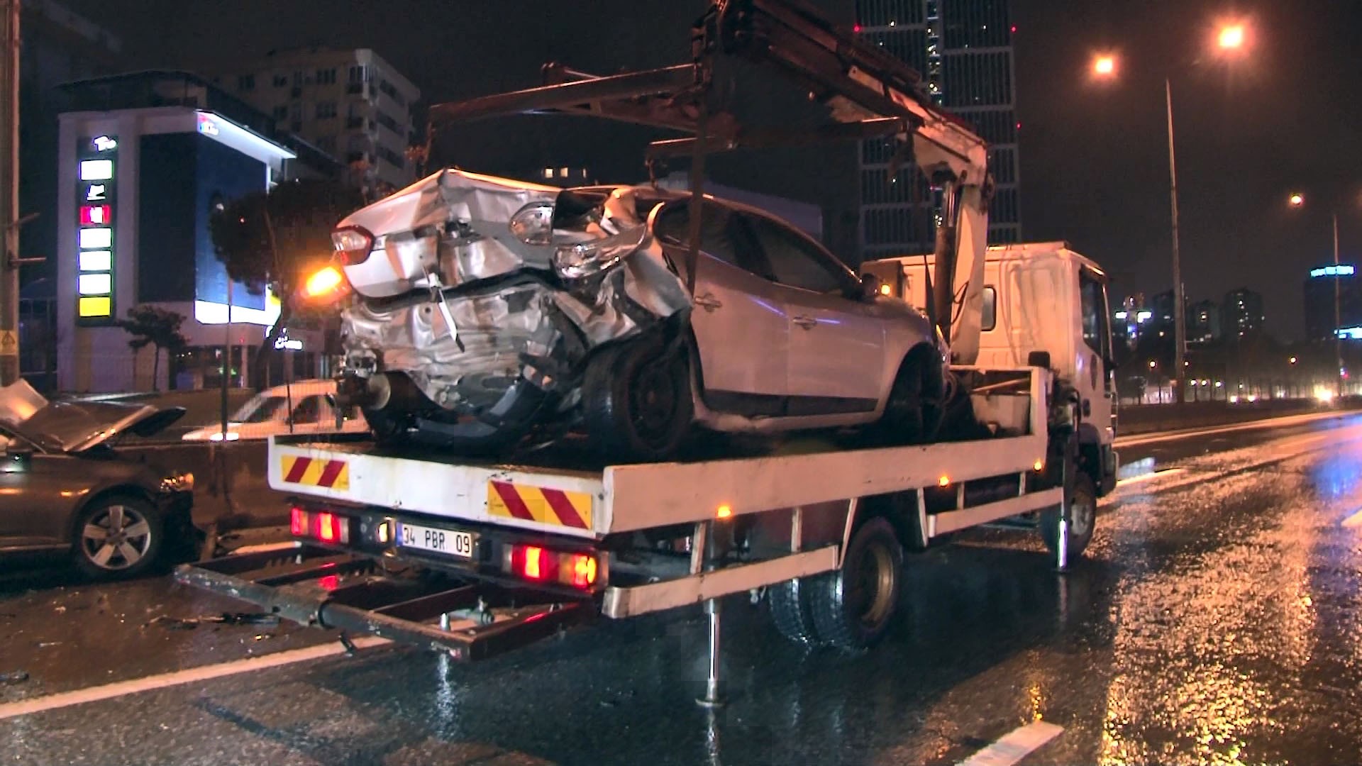 E-5’te ilerleyen alkollü sürücü kazaya neden oldu: 2 yaralı