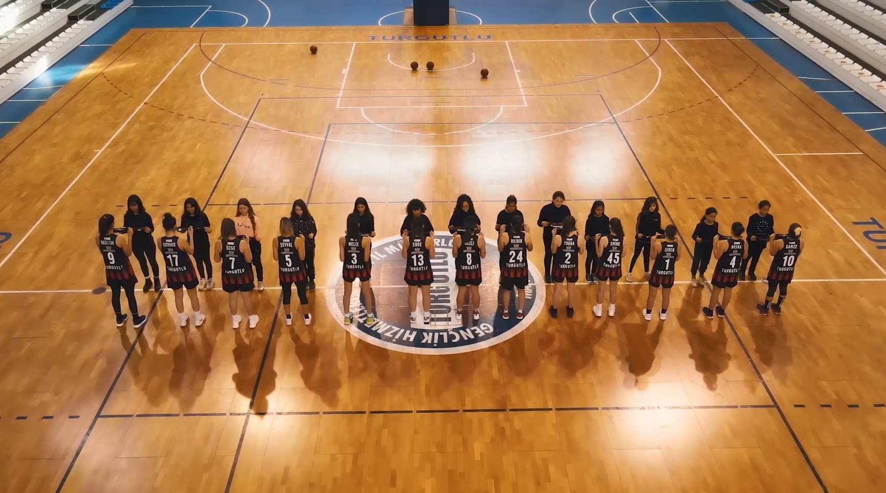 Öldürülen kadınların isimleri formalarda