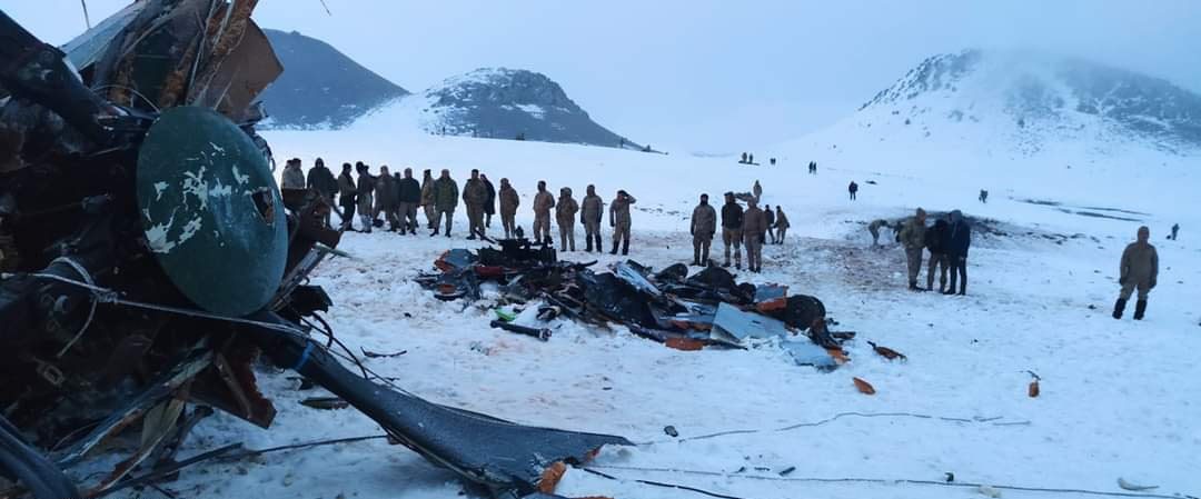 Bitlis'te askeri helikopter düştü: 11 askerimiz şehit oldu