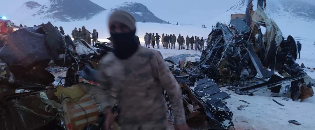 Bitlis'te askeri helikopter düştü: 11 askerimiz şehit oldu