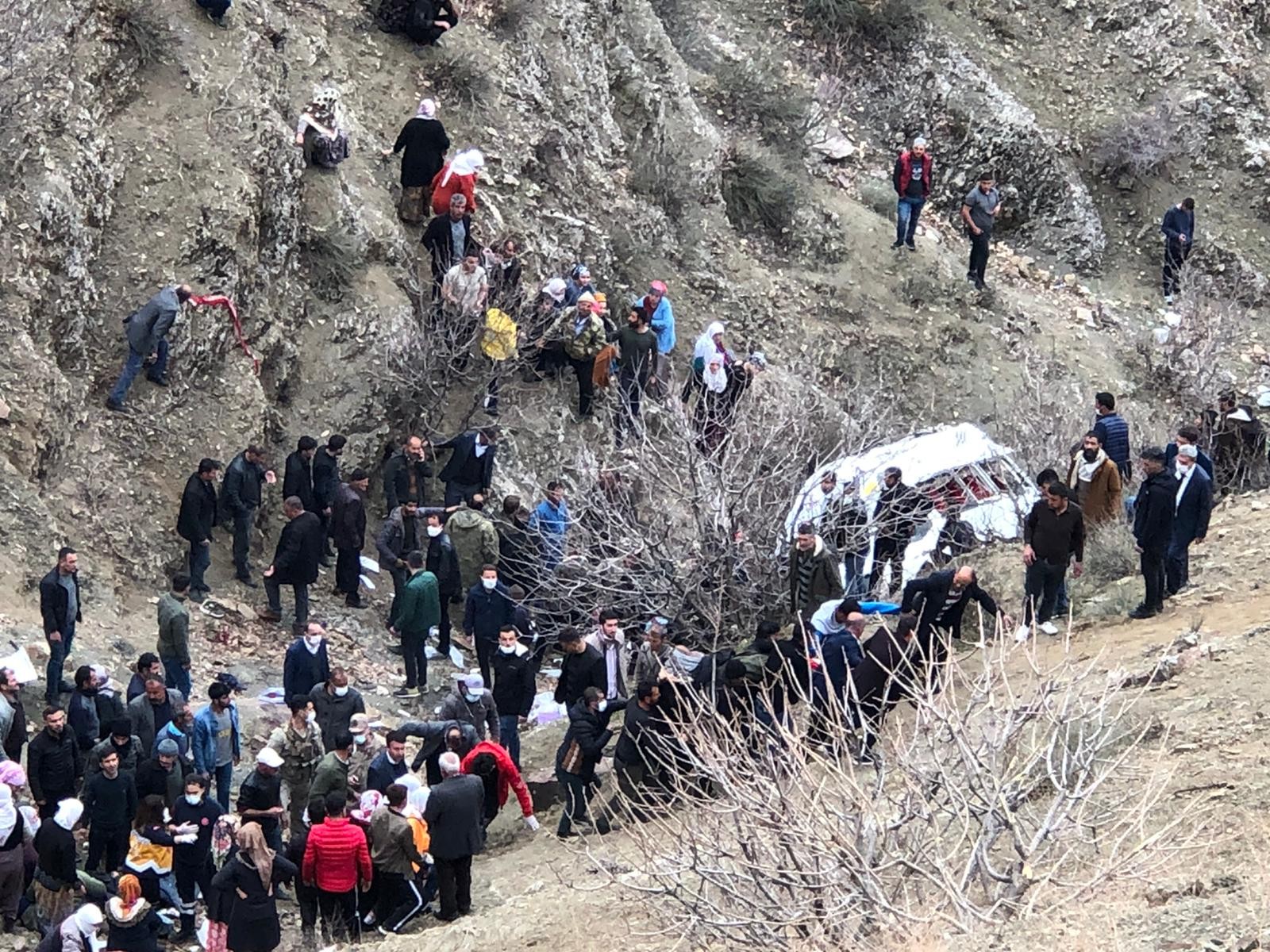 Batman’da öğrenci servisi uçuruma yuvarlandı: 2 ölü 24 yaralı