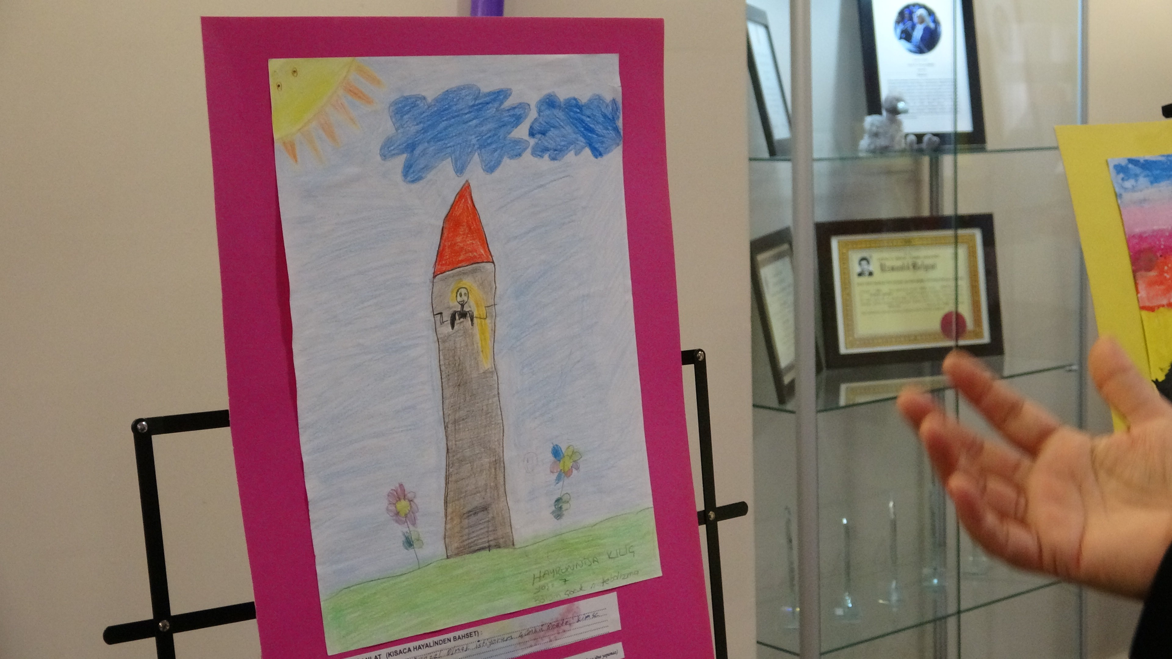 Pendik’te çocuklar hayallerini resimlerde yaşatarak gelecek için umut aşıladılar
