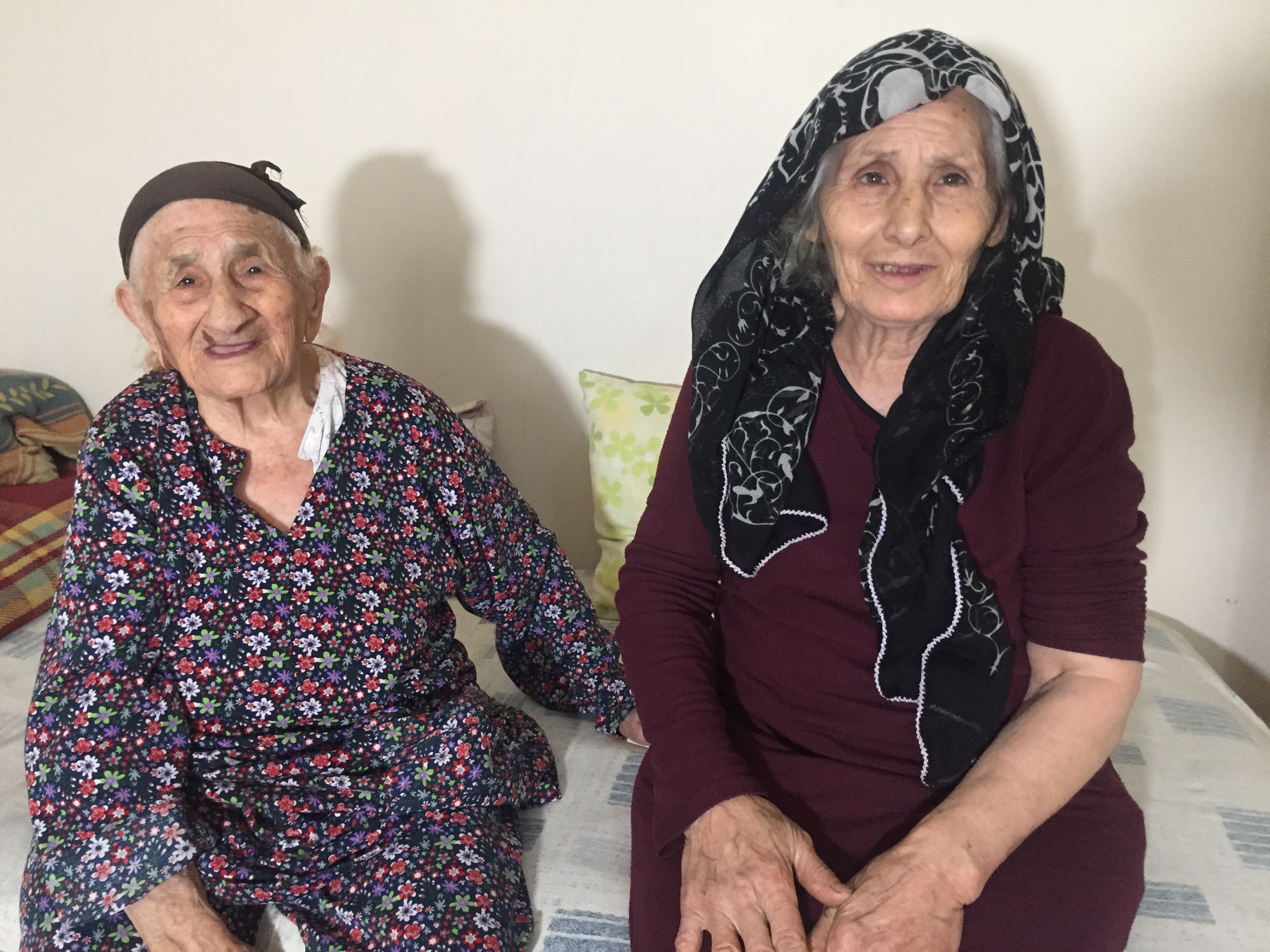 105 yaşındaki Münevver Nine 71 yaşındaki kızıyla aşı oldu