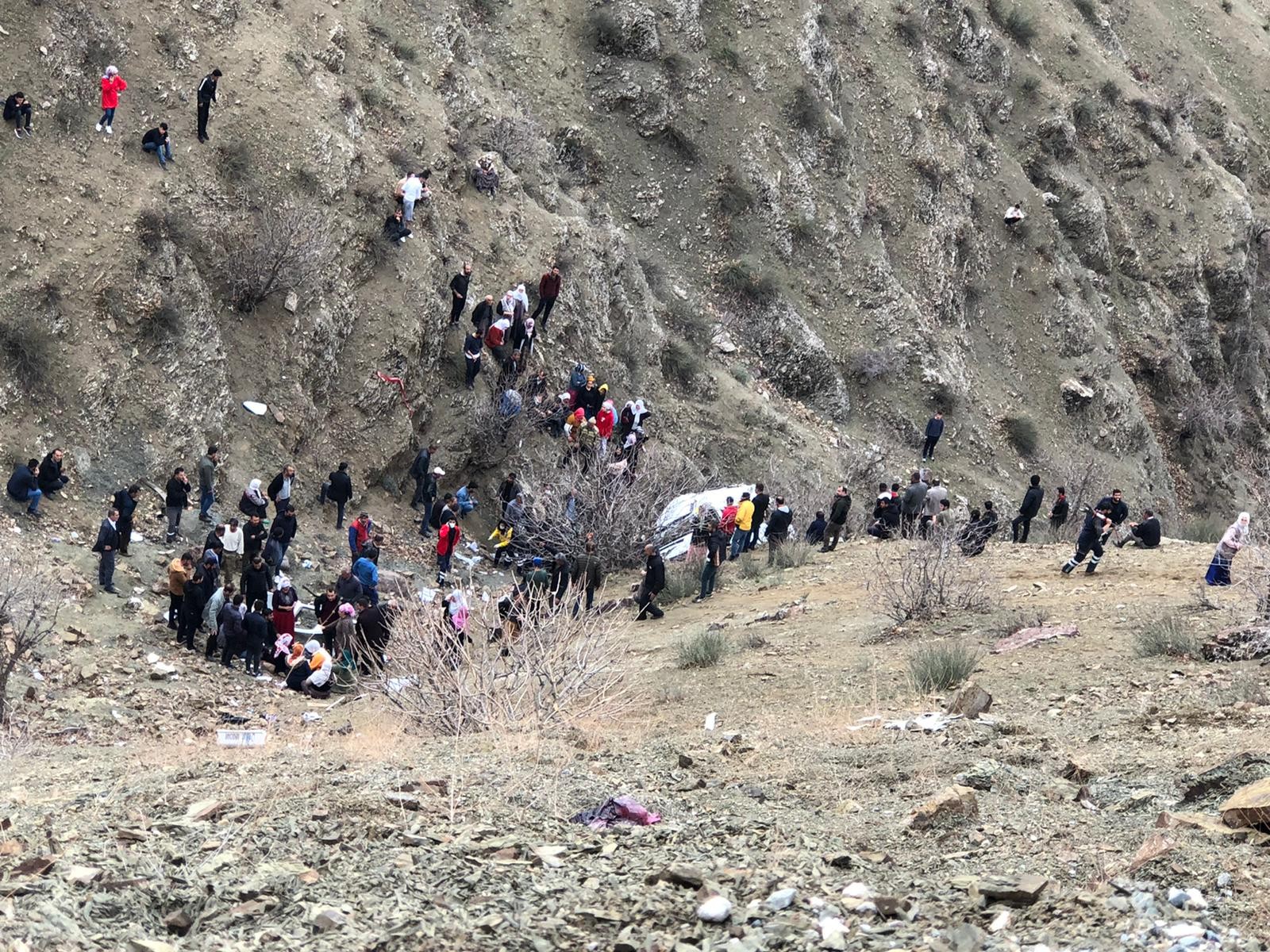 Batman’da öğrenci servisi uçuruma yuvarlandı: 2 ölü 24 yaralı