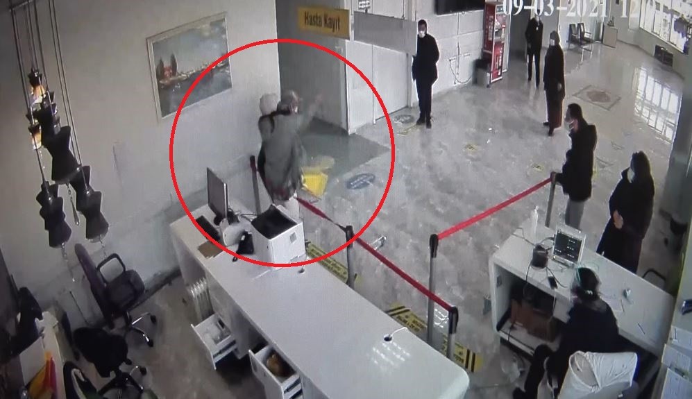 Hastanede sağlık çalışanına saldırı anı güvenlik kamerasında