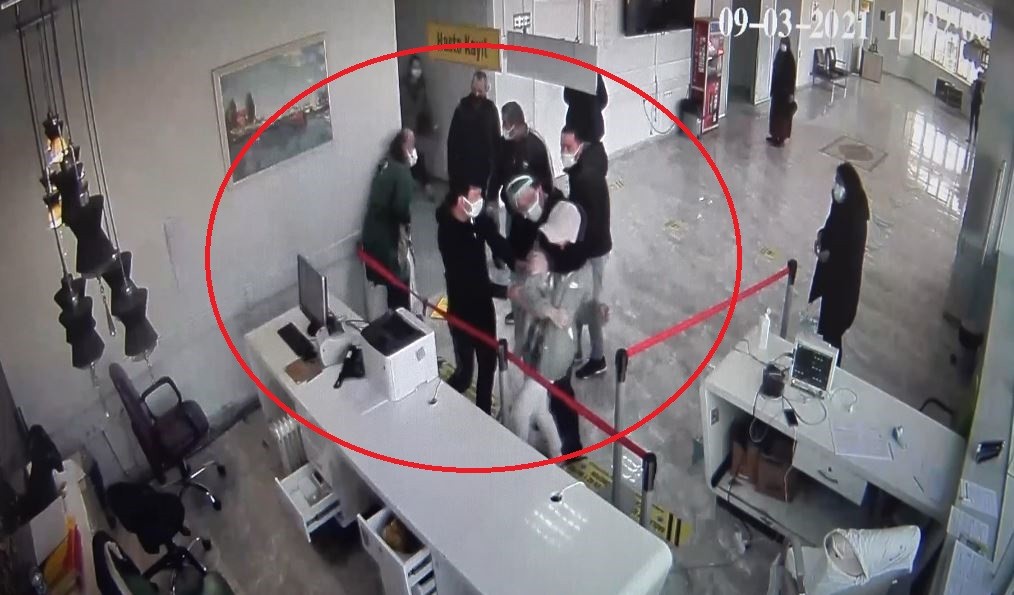 Hastanede sağlık çalışanına saldırı anı güvenlik kamerasında