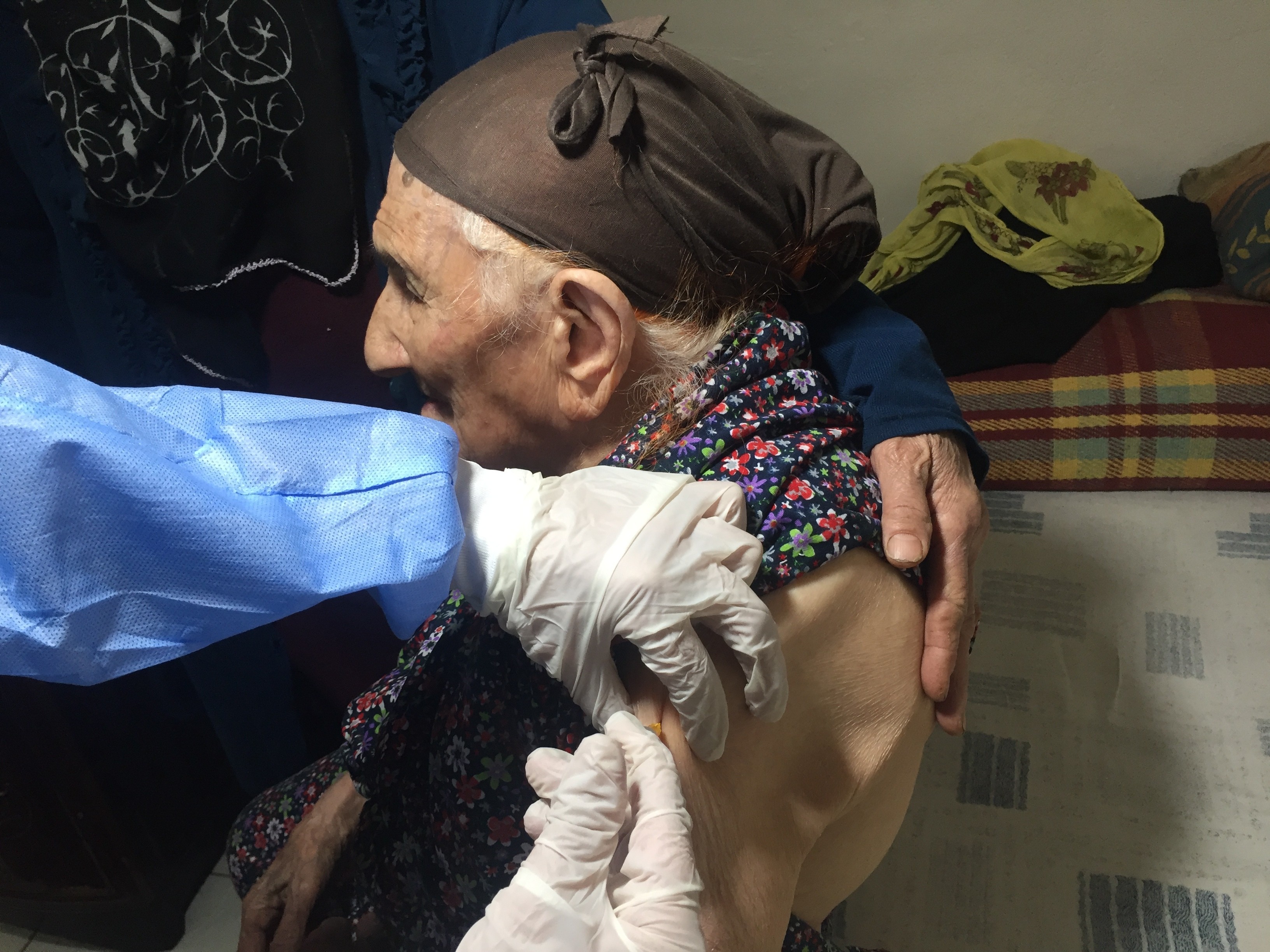 105 yaşındaki Münevver Nine 71 yaşındaki kızıyla aşı oldu