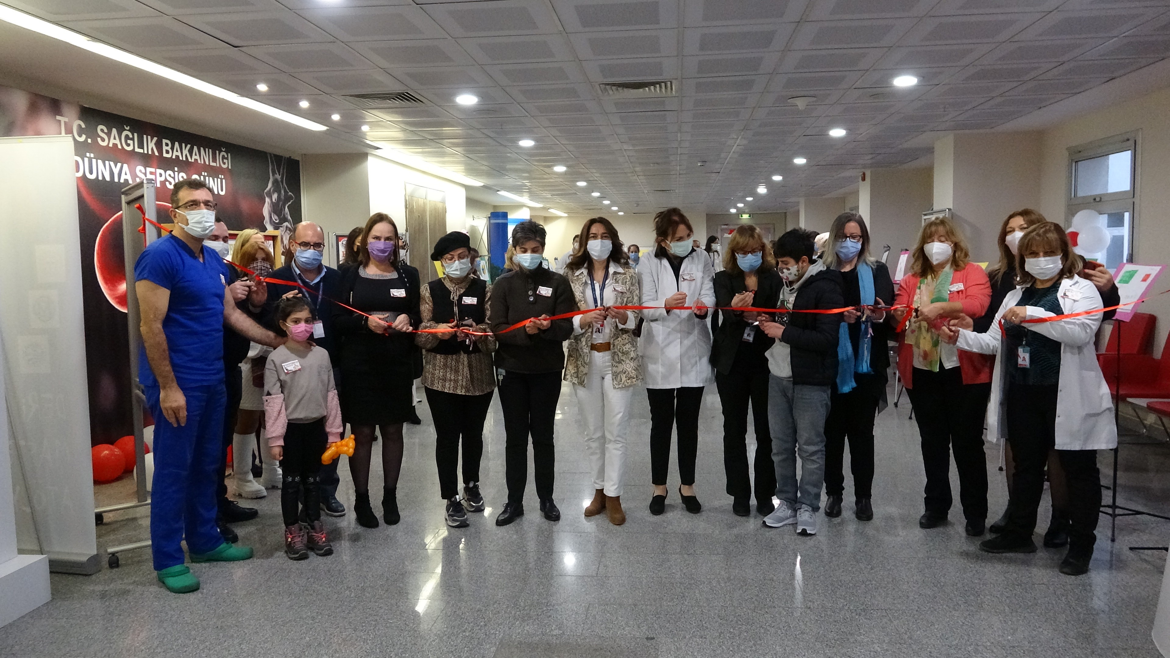 Pendik’te çocuklar hayallerini resimlerde yaşatarak gelecek için umut aşıladılar