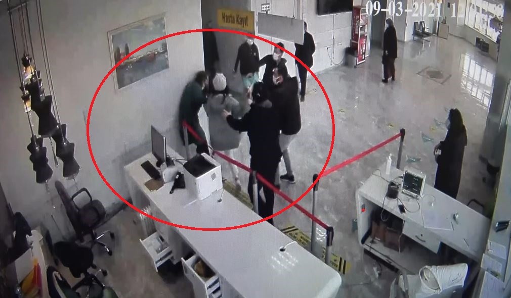 Hastanede sağlık çalışanına saldırı anı güvenlik kamerasında