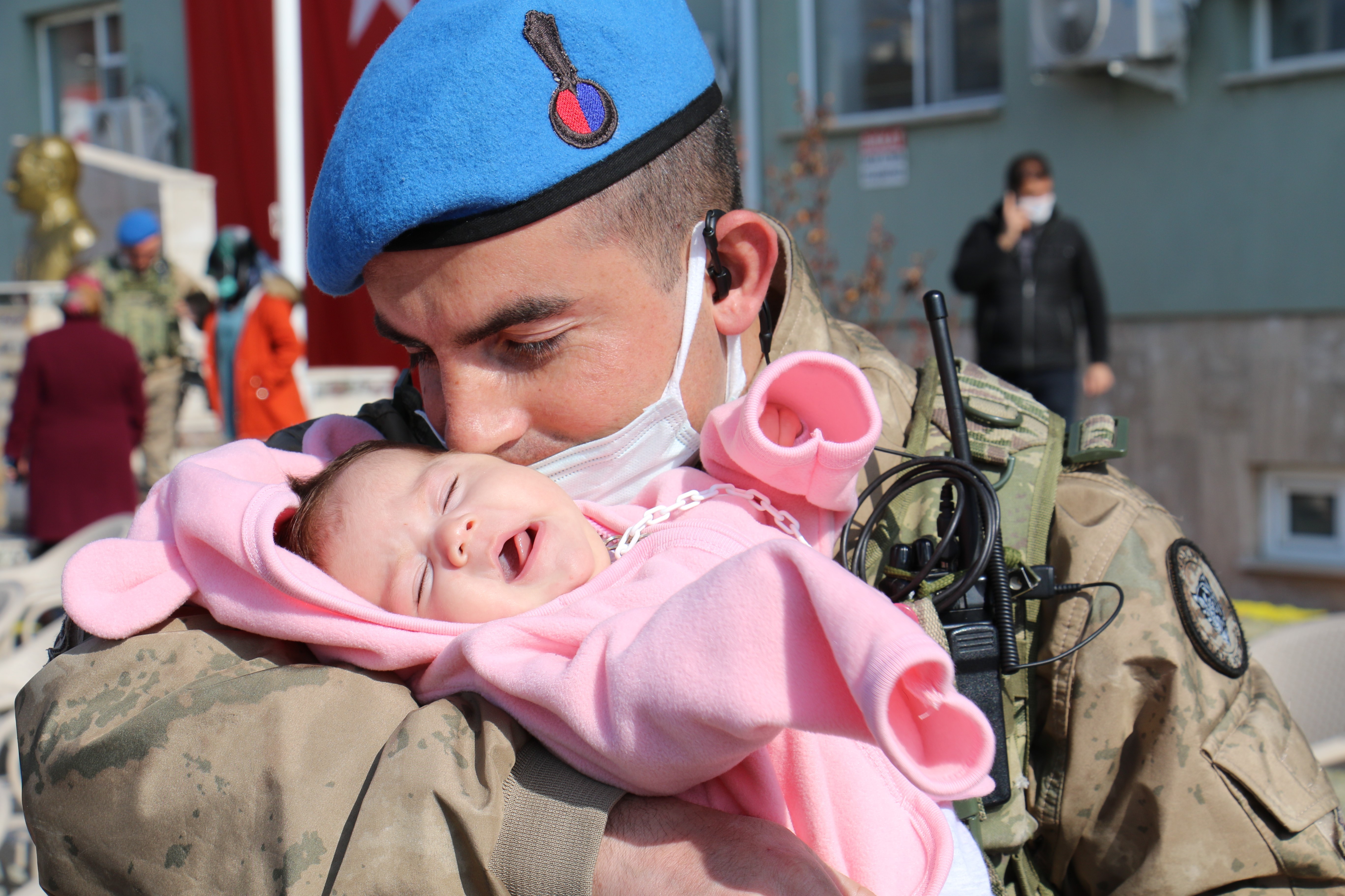 Bir tarafta gurur, bir tarafta hüzün, JÖH timleri Suriye’ye uğurlandı