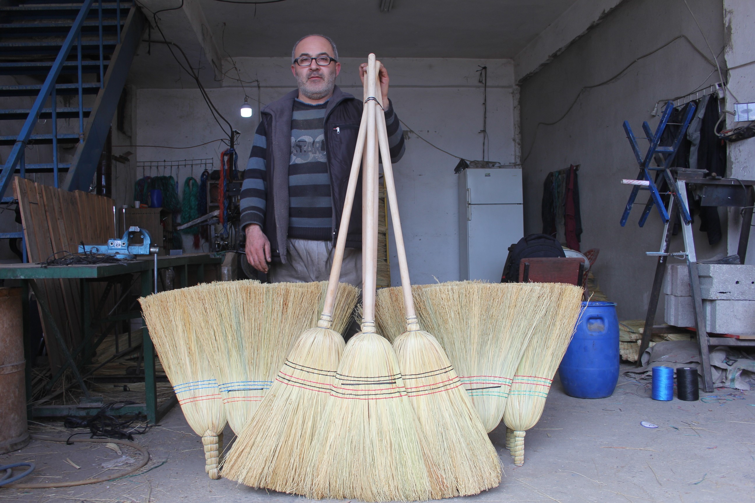 Çalı süpürgesi imalatıyla teknolojiye direniyor