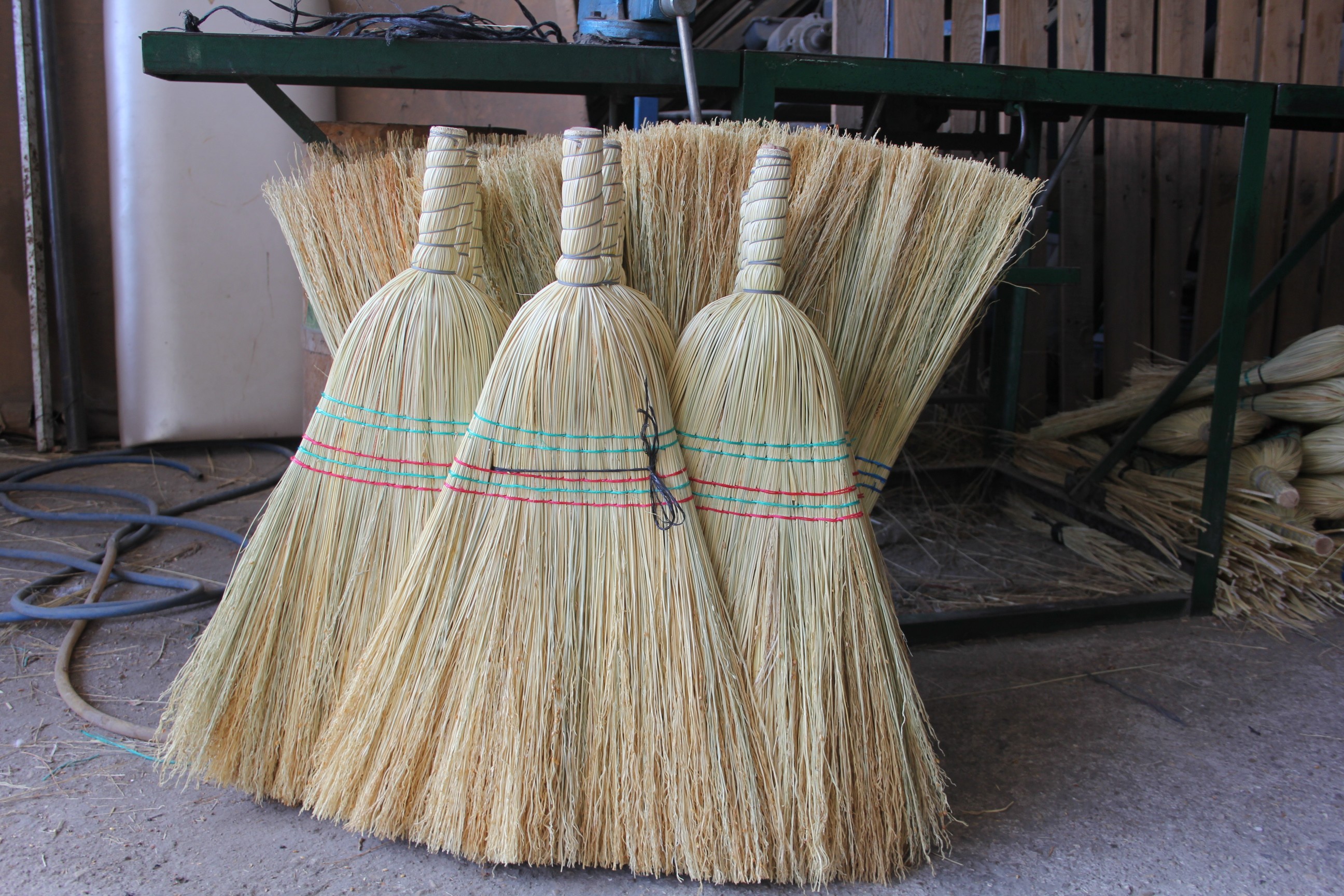 Çalı süpürgesi imalatıyla teknolojiye direniyor