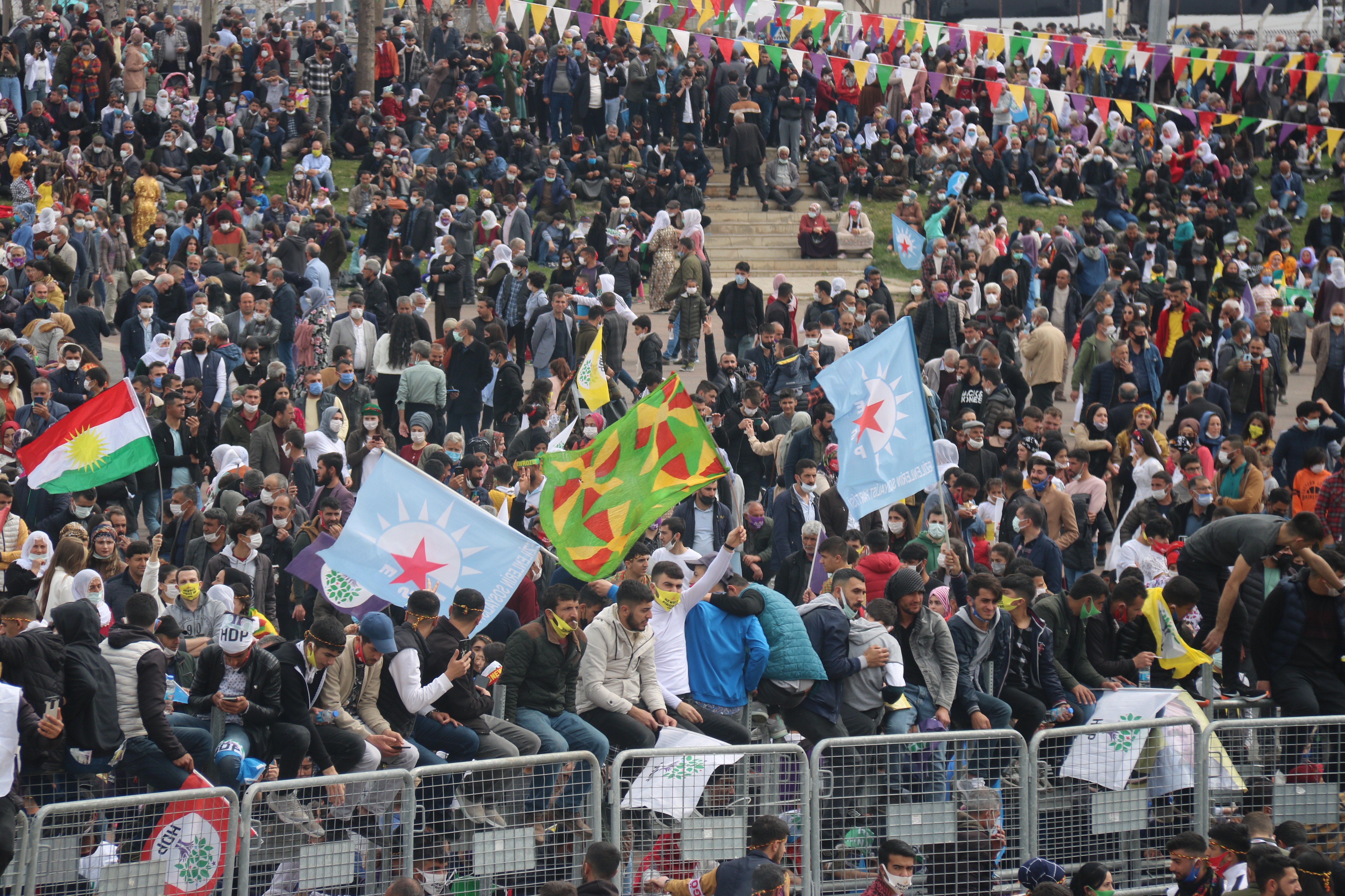 Diyarbakır'da Nevruz kutlamaları! Terör örgütünü simgeleyen paçavralar açıldı