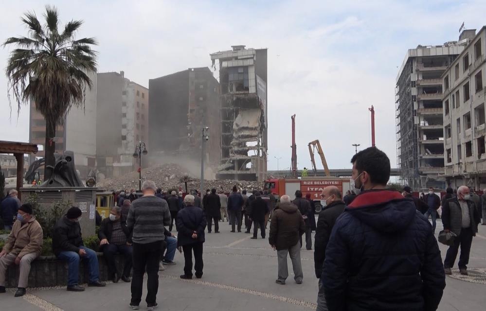 Binaların yıkılmasını film izler gibi izliyorlar