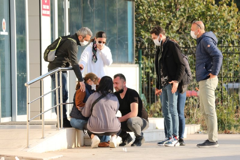 Kayıp oğlunu teşhis etmek için morg önüne gelen annenin zor anları