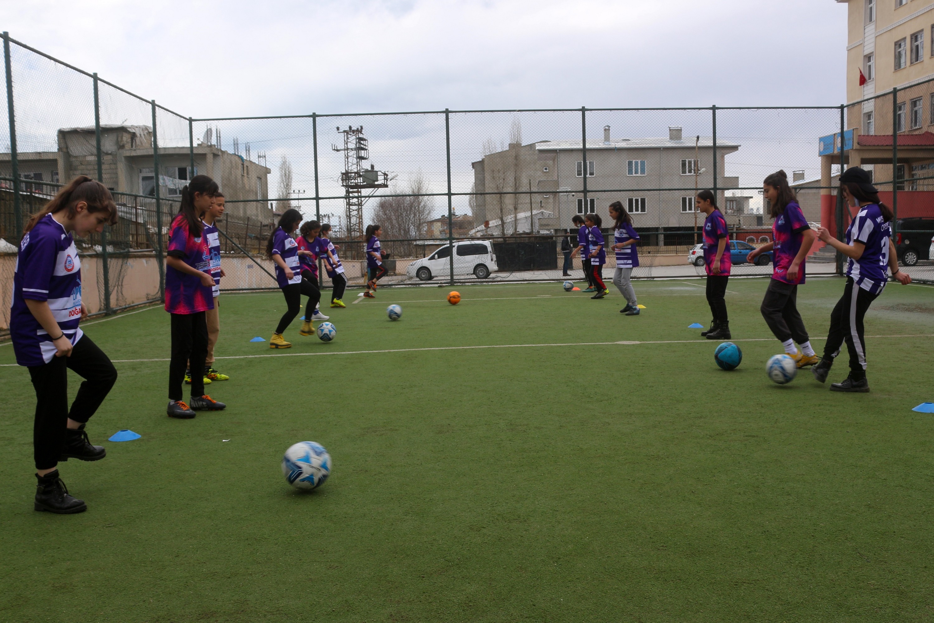 Yılın en iyi kadın sanatçısı Aydilge’nin ödülü Vanlı kızlara