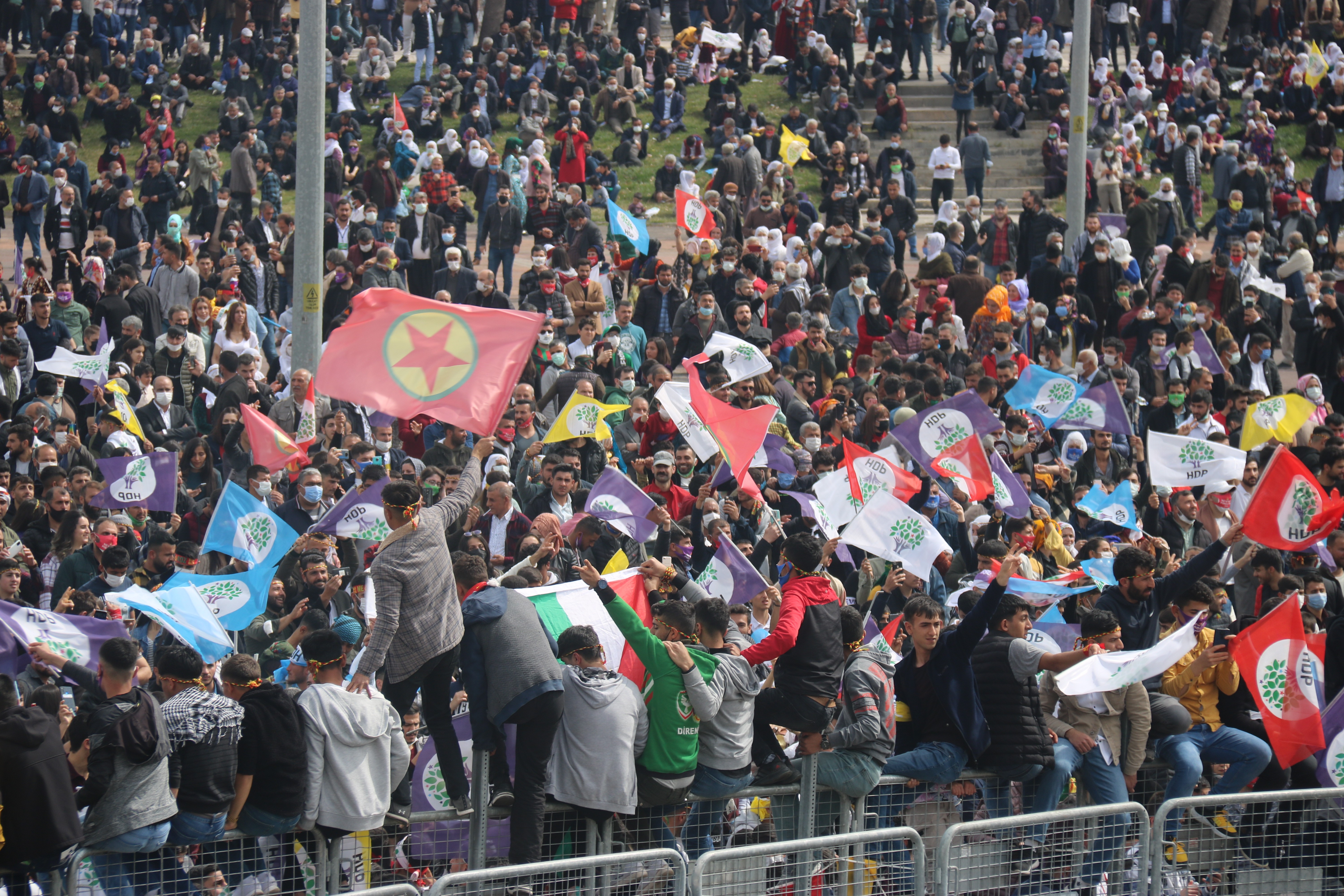 Diyarbakır'da Nevruz kutlamaları! Terör örgütünü simgeleyen paçavralar açıldı