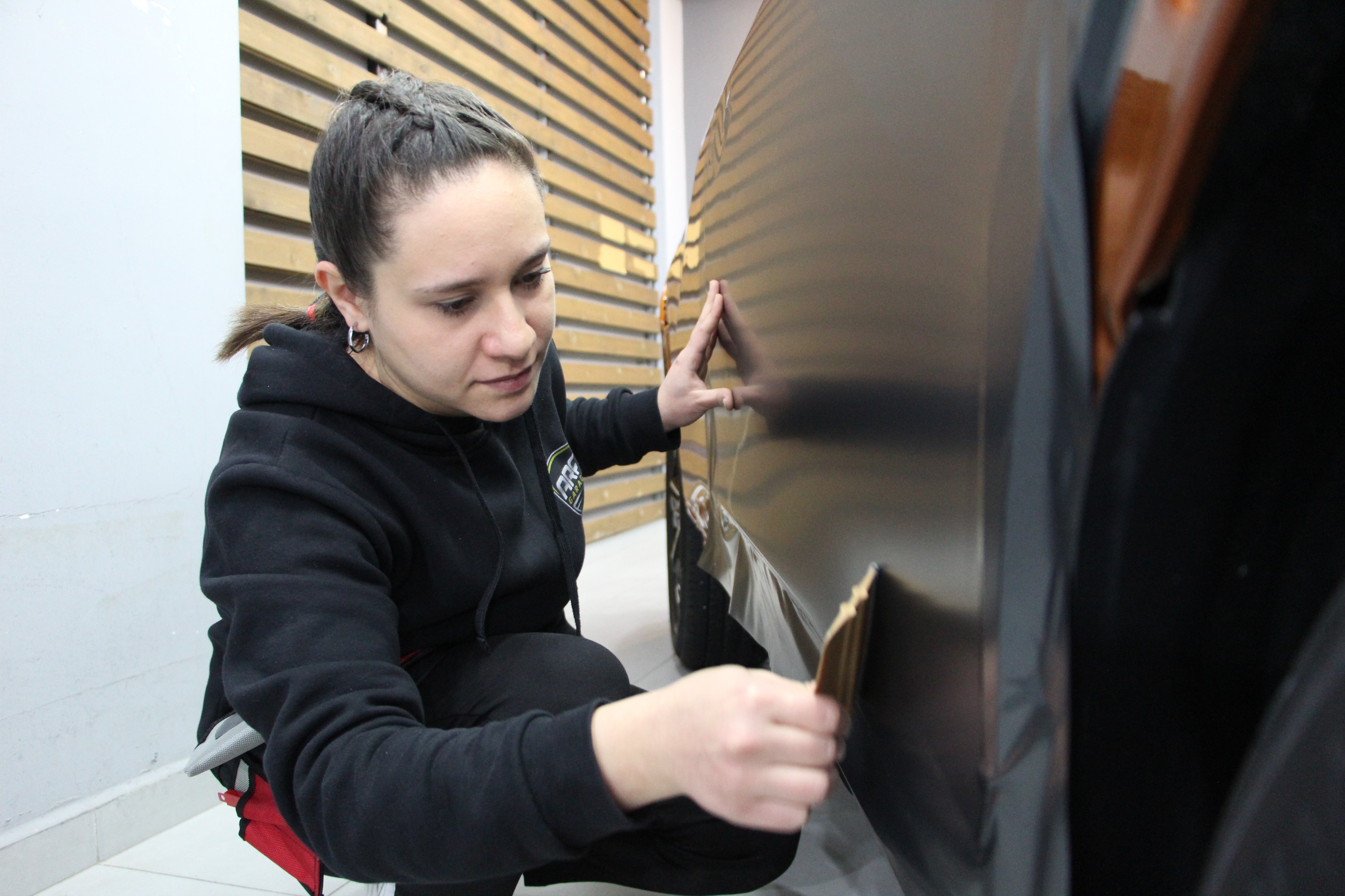 Türkiye’deki tek kadın kaplamacı lüks araçlara estetik katıyor