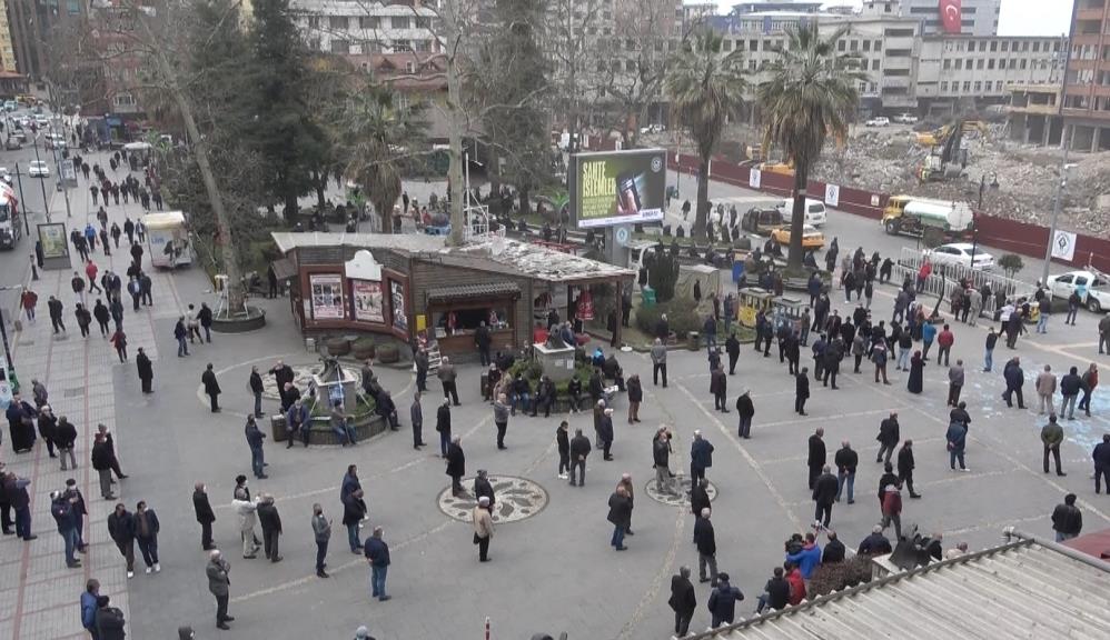 Binaların yıkılmasını film izler gibi izliyorlar