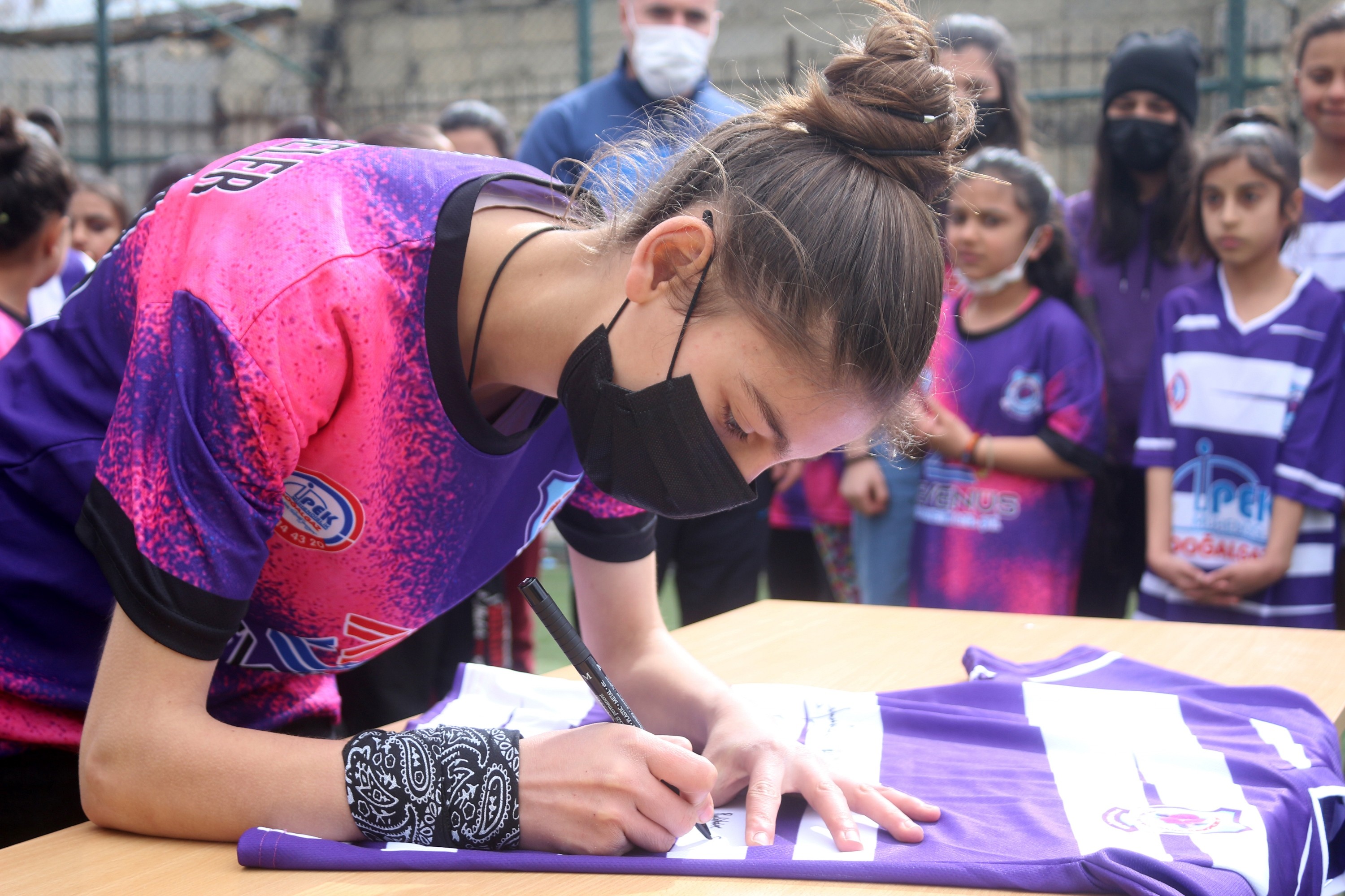 Yılın en iyi kadın sanatçısı Aydilge’nin ödülü Vanlı kızlara