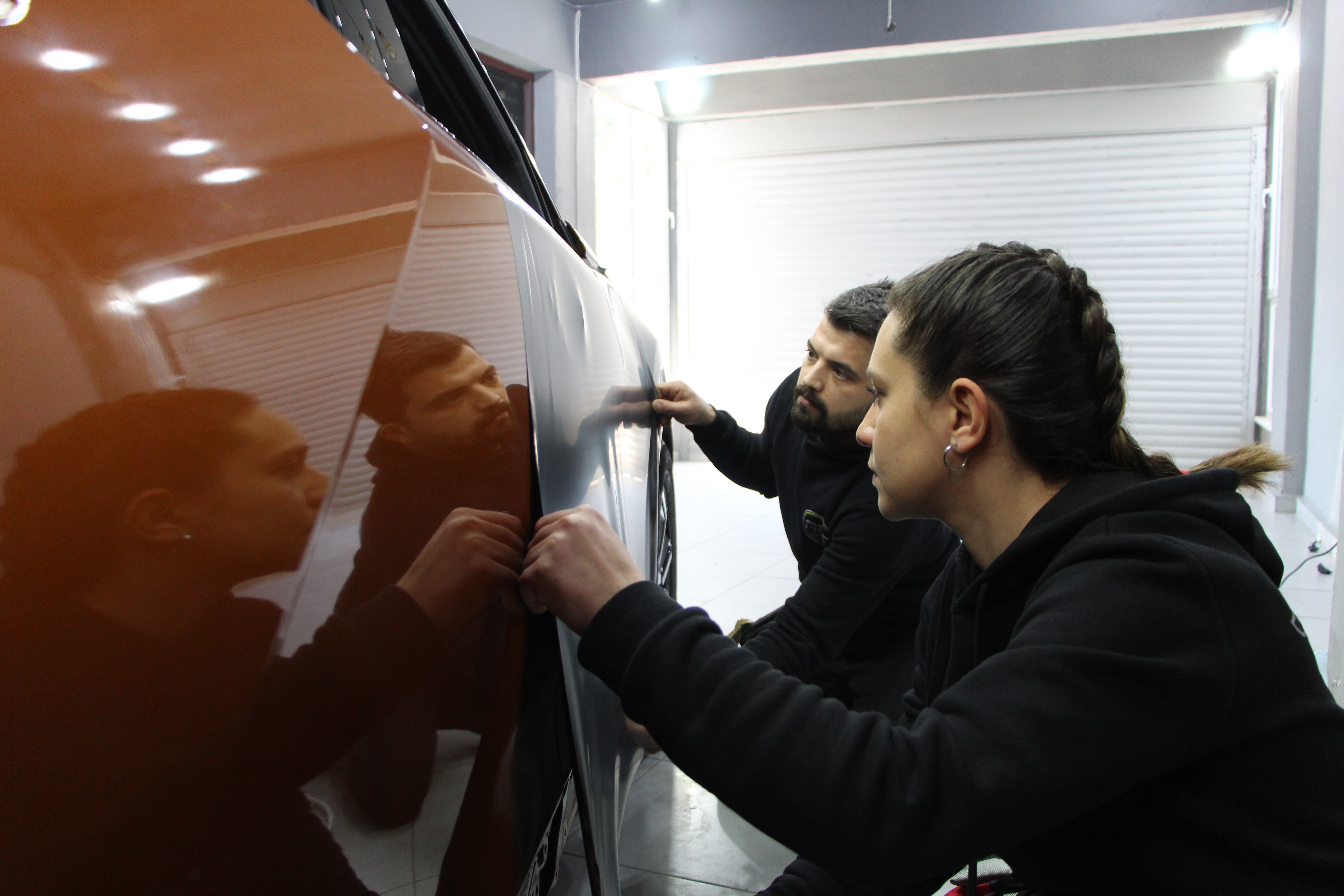 Türkiye’deki tek kadın kaplamacı lüks araçlara estetik katıyor