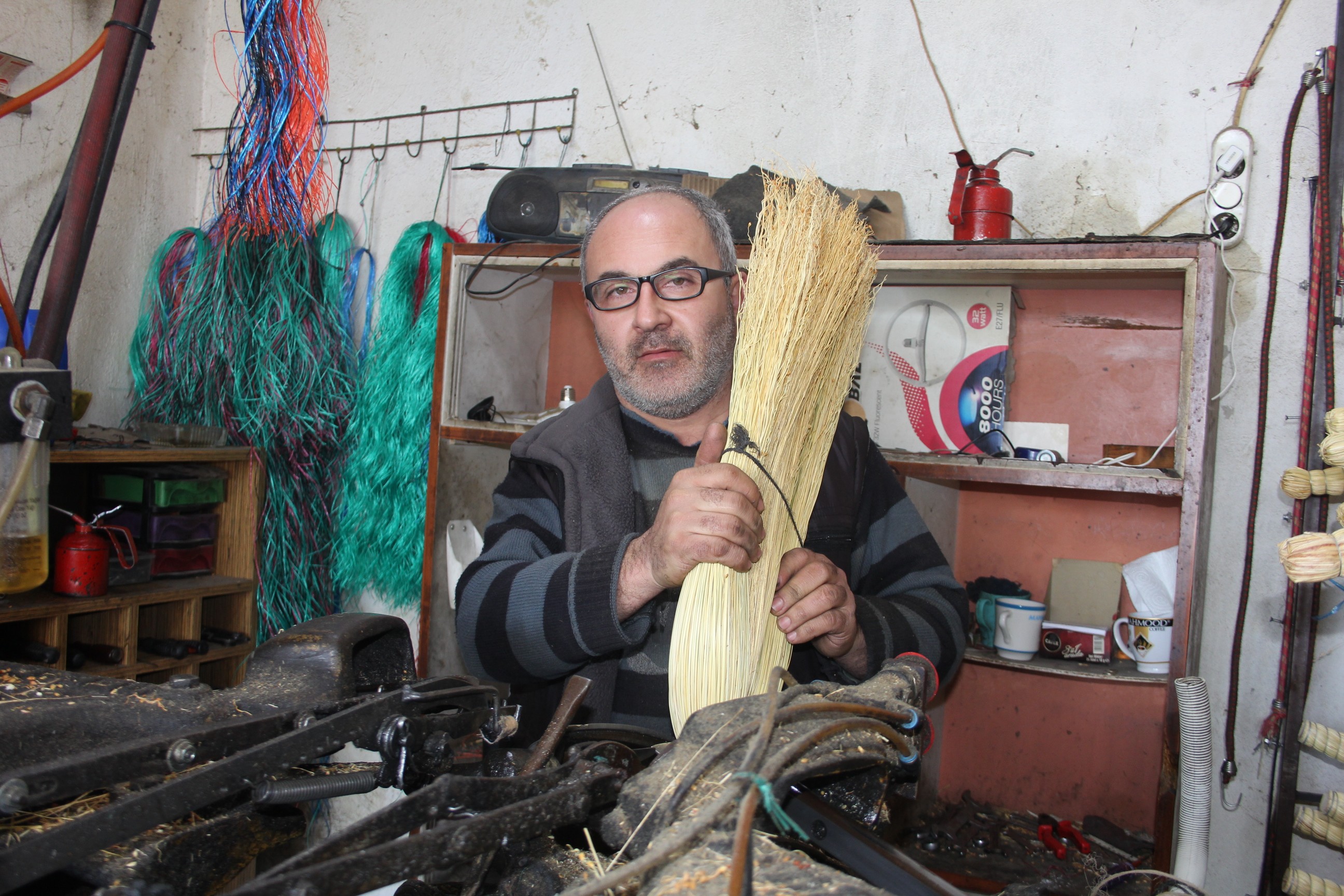 Çalı süpürgesi imalatıyla teknolojiye direniyor