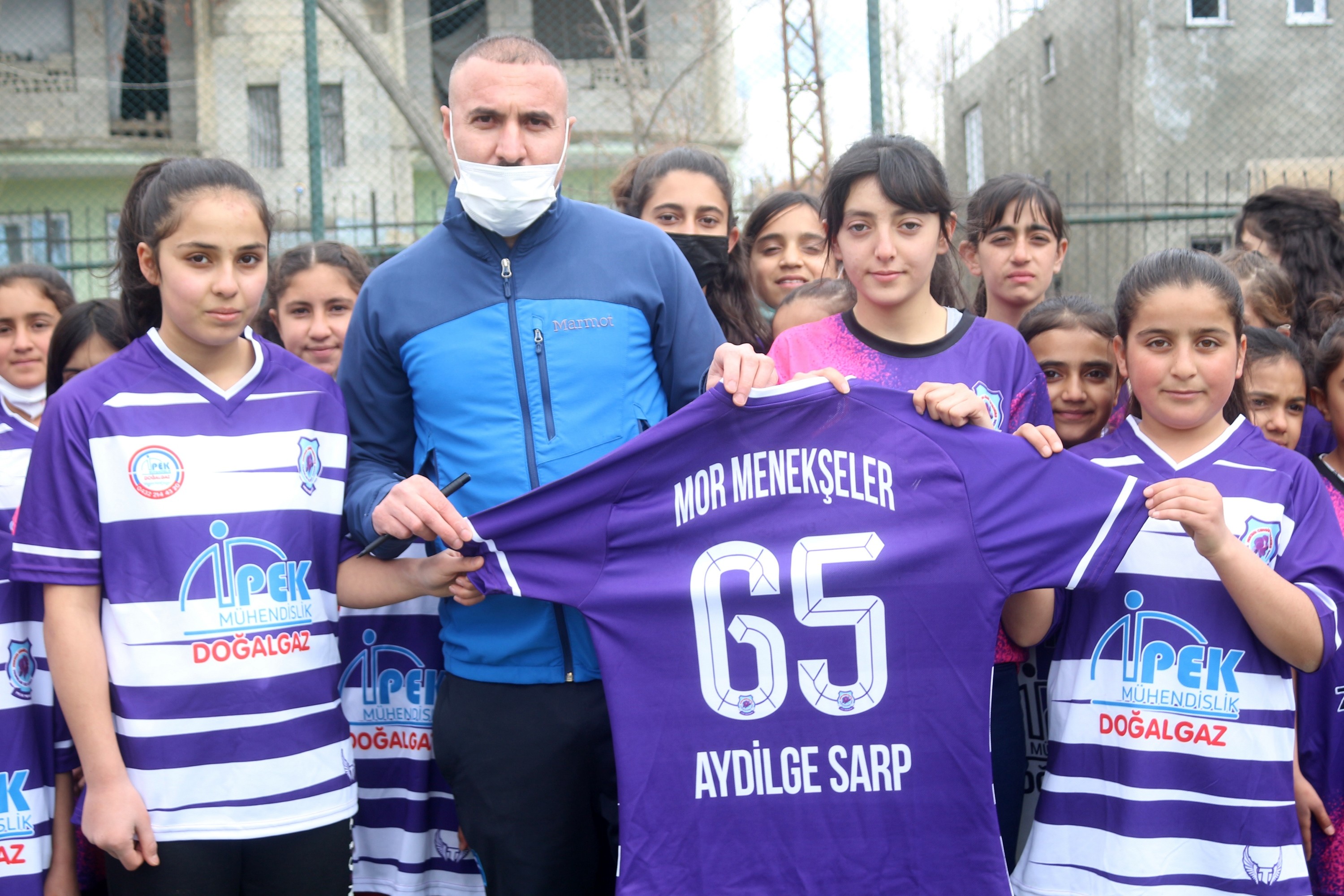 Yılın en iyi kadın sanatçısı Aydilge’nin ödülü Vanlı kızlara