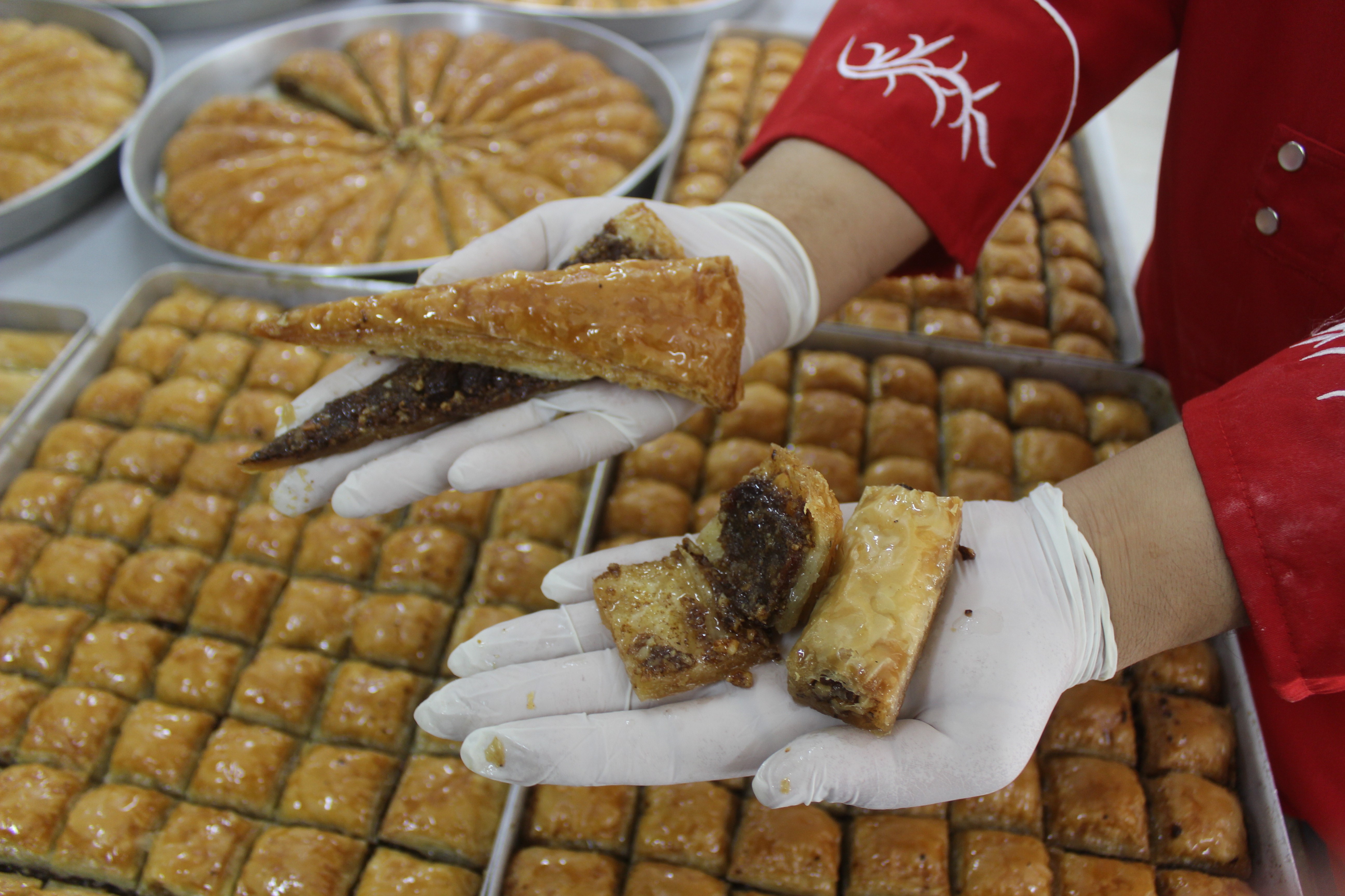 Kahveli baklava yaptı, siparişlere yetişemiyor