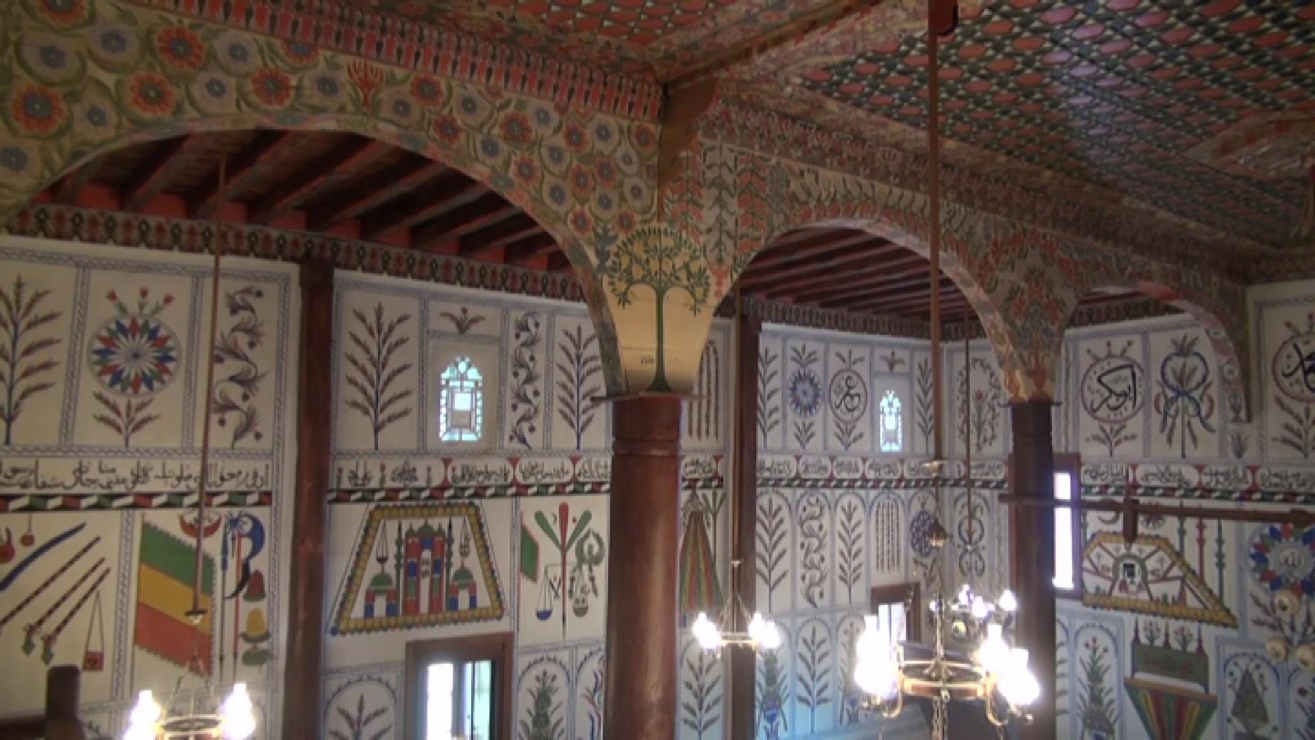 Çivi kullanılmadan yapılan tarihi ahşap cami ibadete açıldı