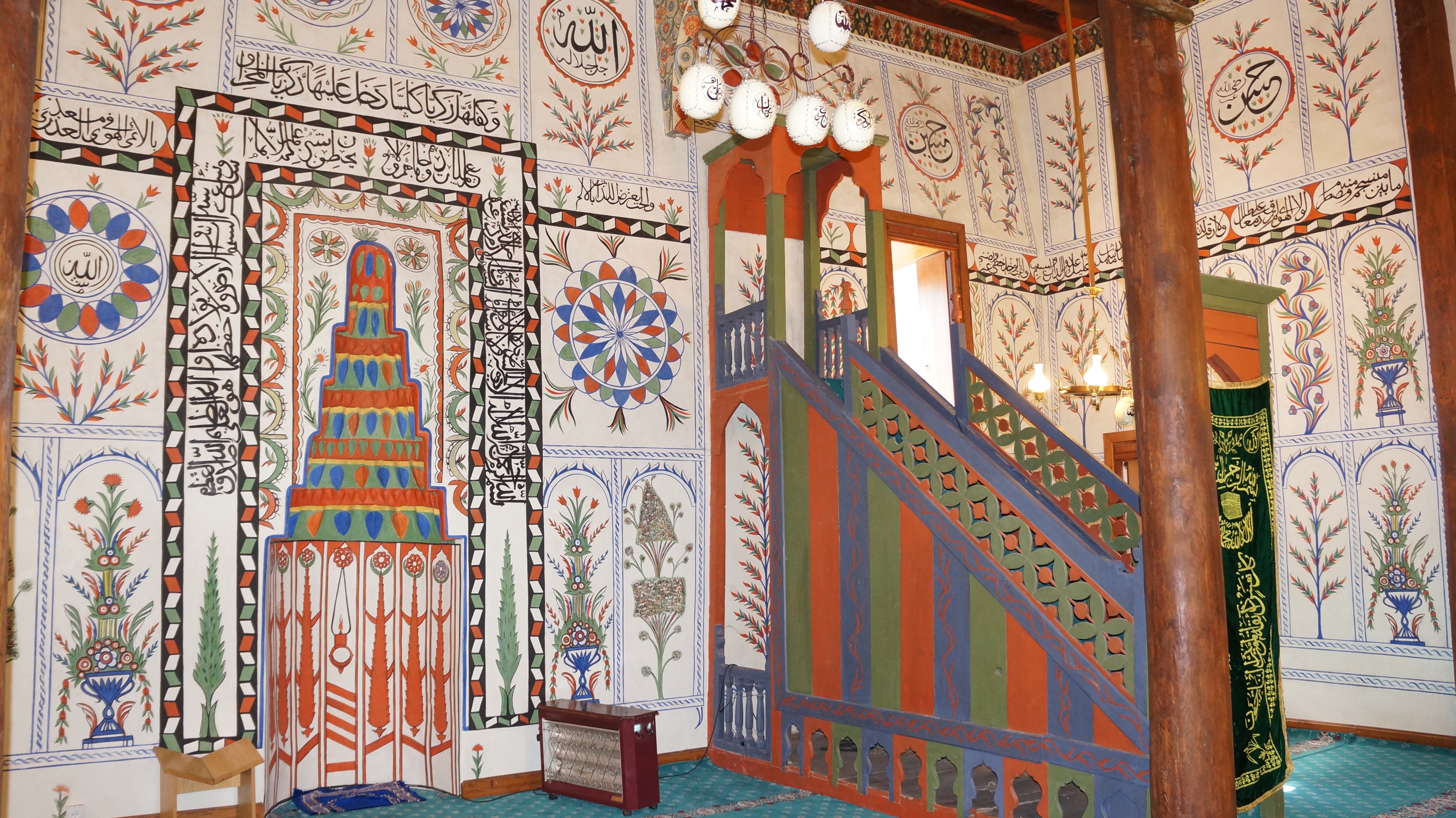 Çivi kullanılmadan yapılan tarihi ahşap cami ibadete açıldı