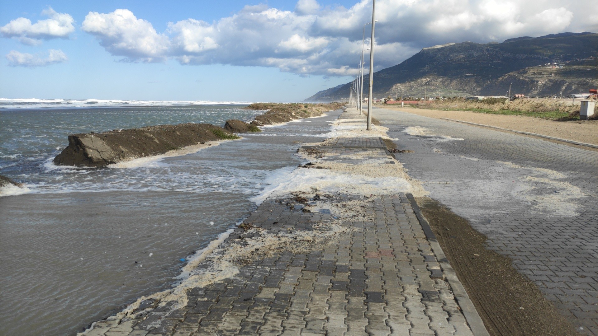Hatay’da deniz taştı, iş yerleri ve caddeler sular altında kaldı