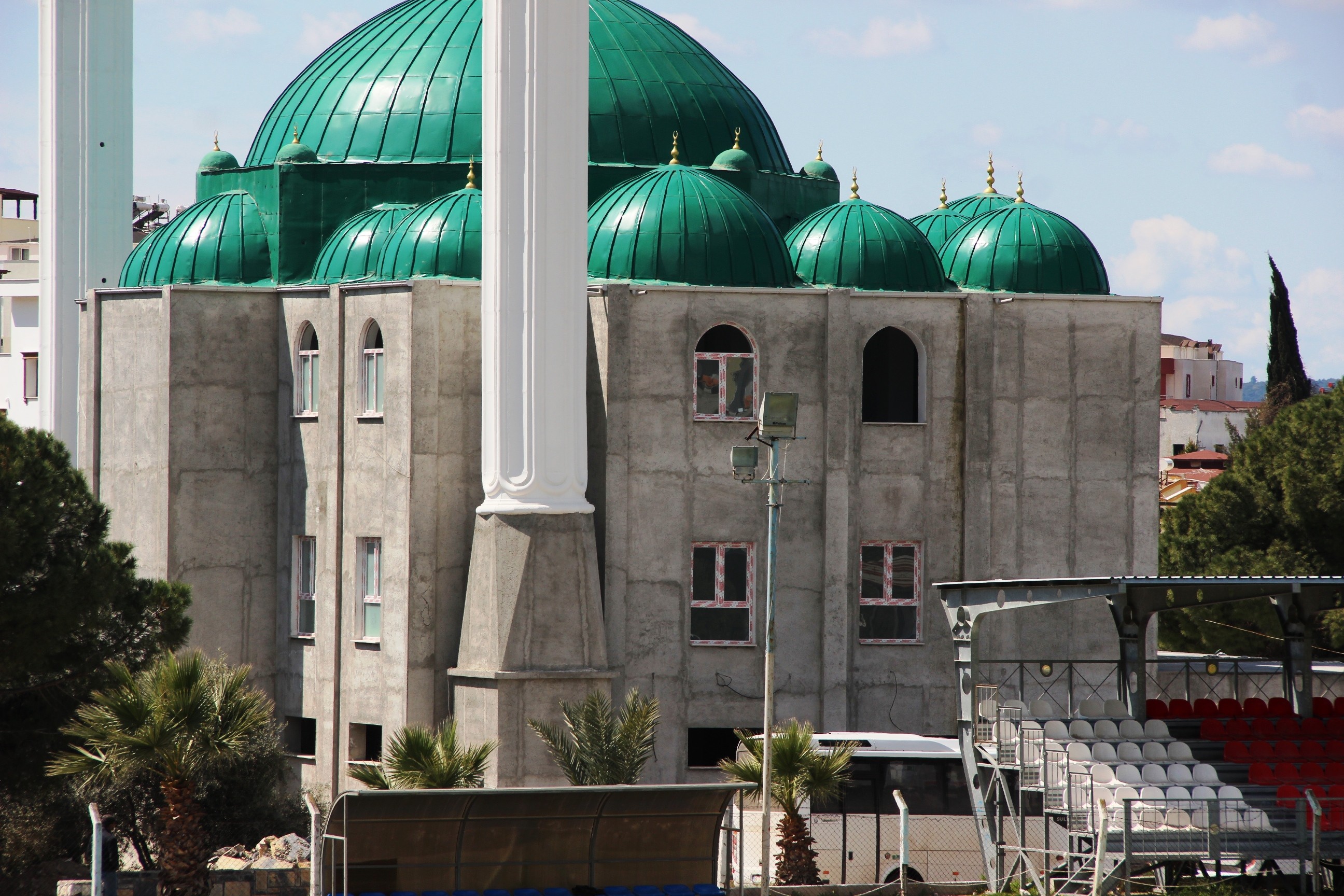 8 yıldır tamamlanamayan cami bölge halkını çileden çıkardı
