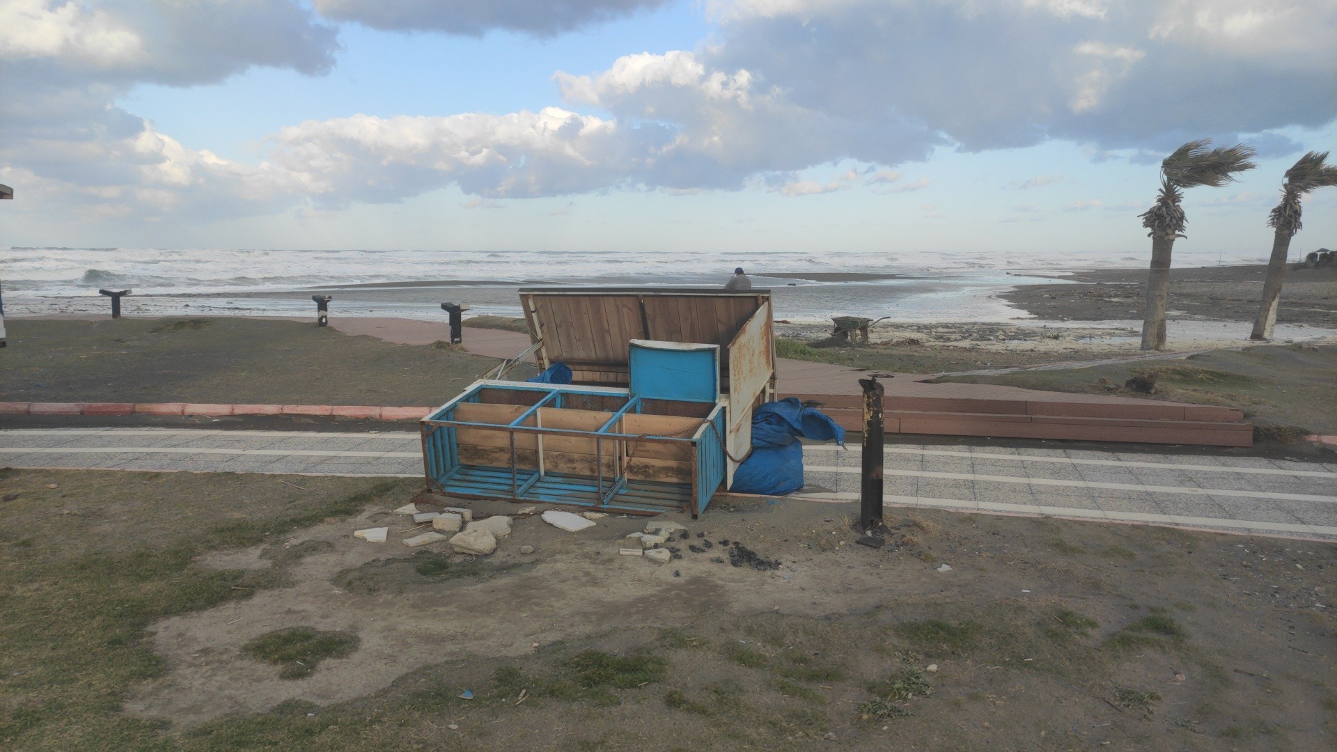 Hatay’da deniz taştı, iş yerleri ve caddeler sular altında kaldı