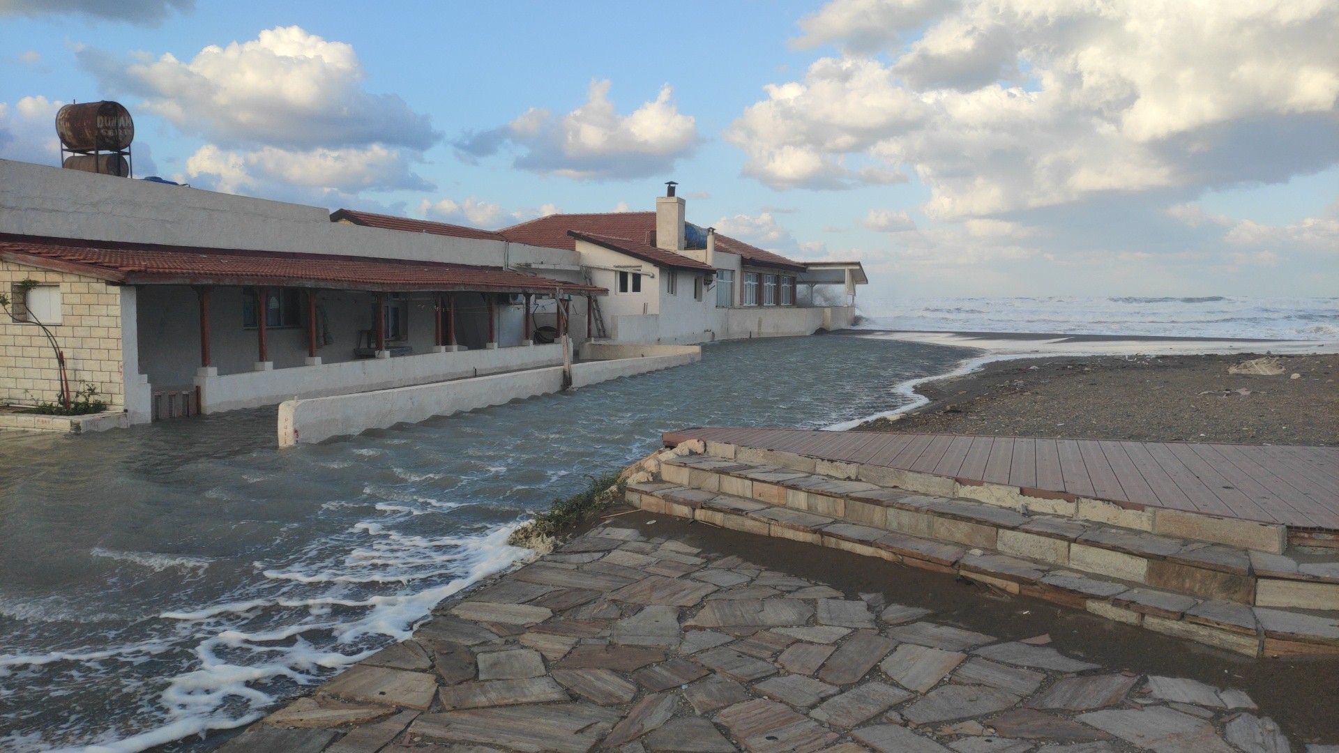 Hatay’da deniz taştı, iş yerleri ve caddeler sular altında kaldı