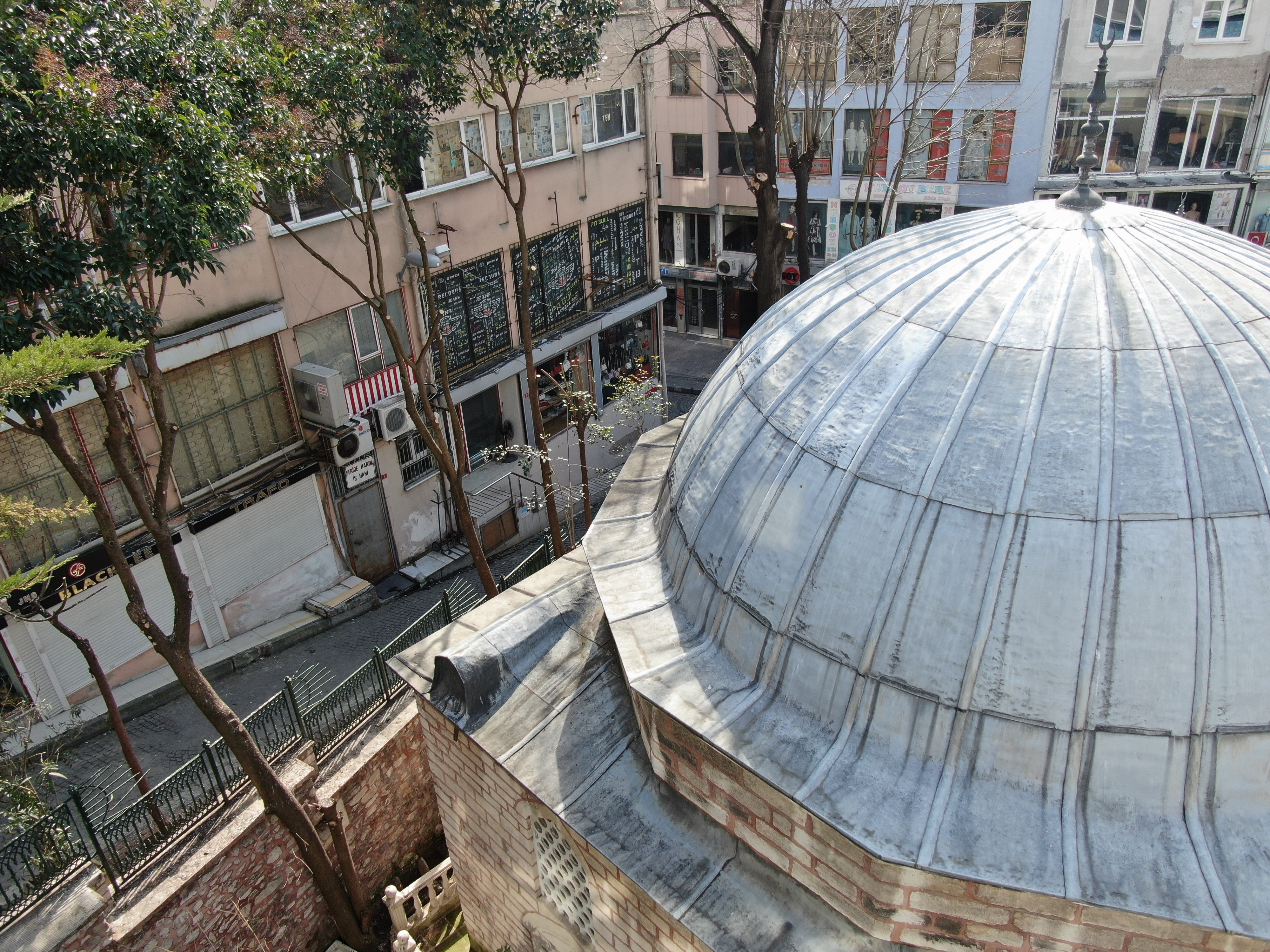 Kubbesinde tabut olan cami görenlerin ilgisini çekiyor