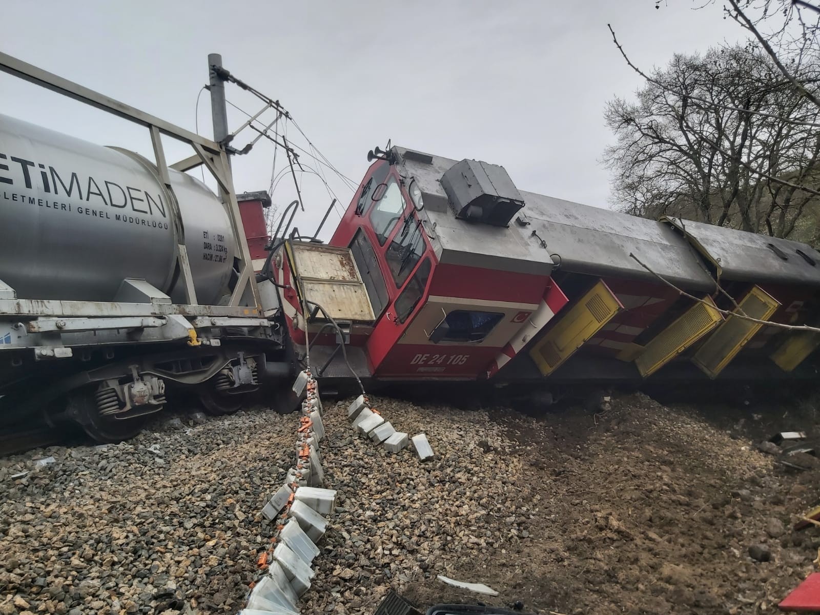 Susurluk'ta meydana gelen tren kazasında devrilen lokomotifler kaldırıldı