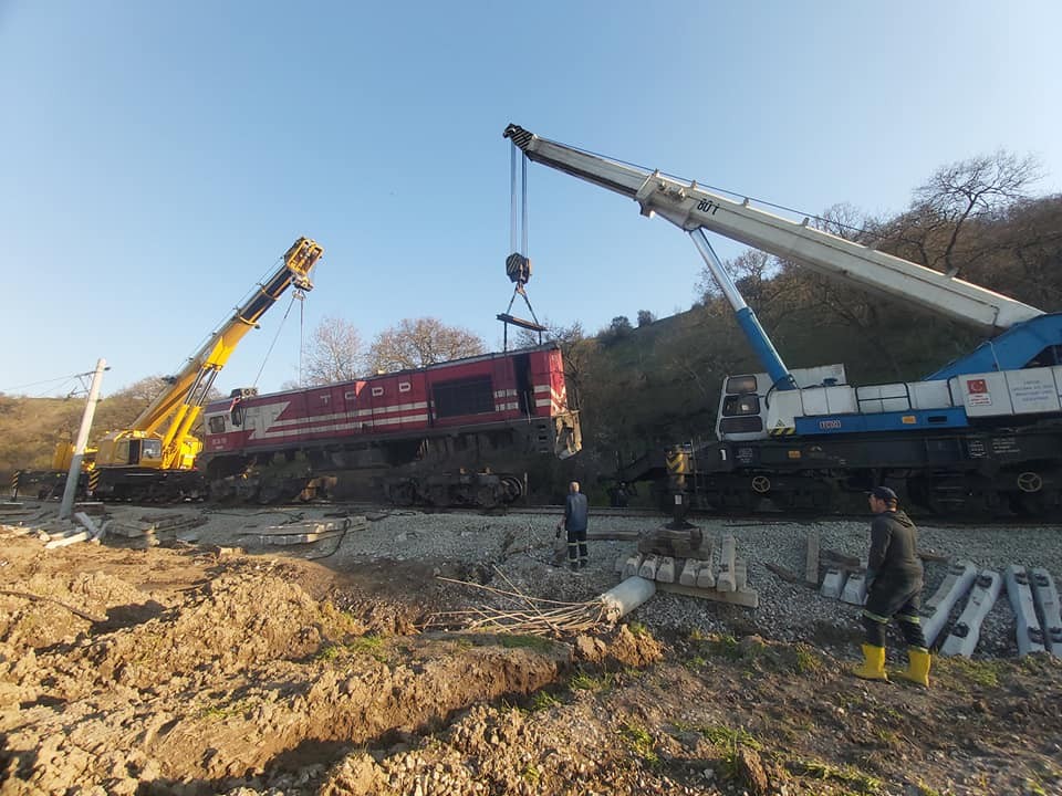 Susurluk'ta meydana gelen tren kazasında devrilen lokomotifler kaldırıldı