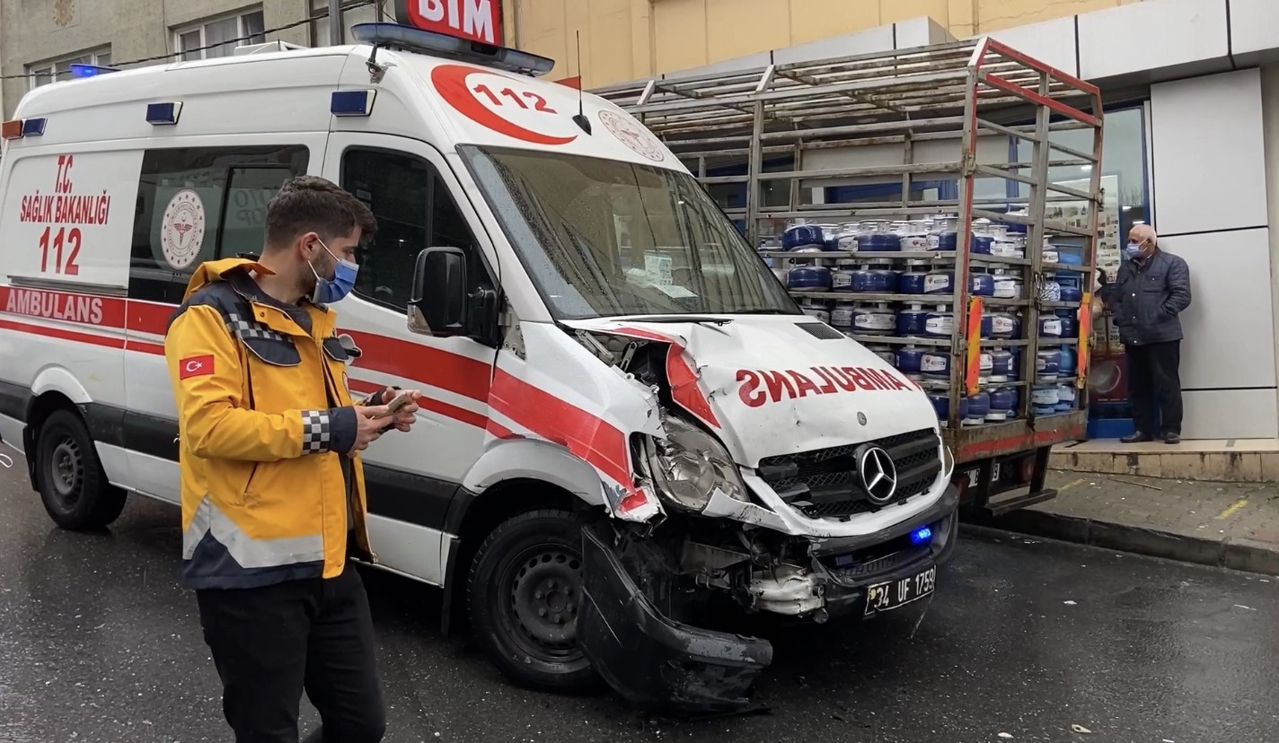 İstanbul’da ambulans ile minibüsün çarpıştığı kaza kamerada