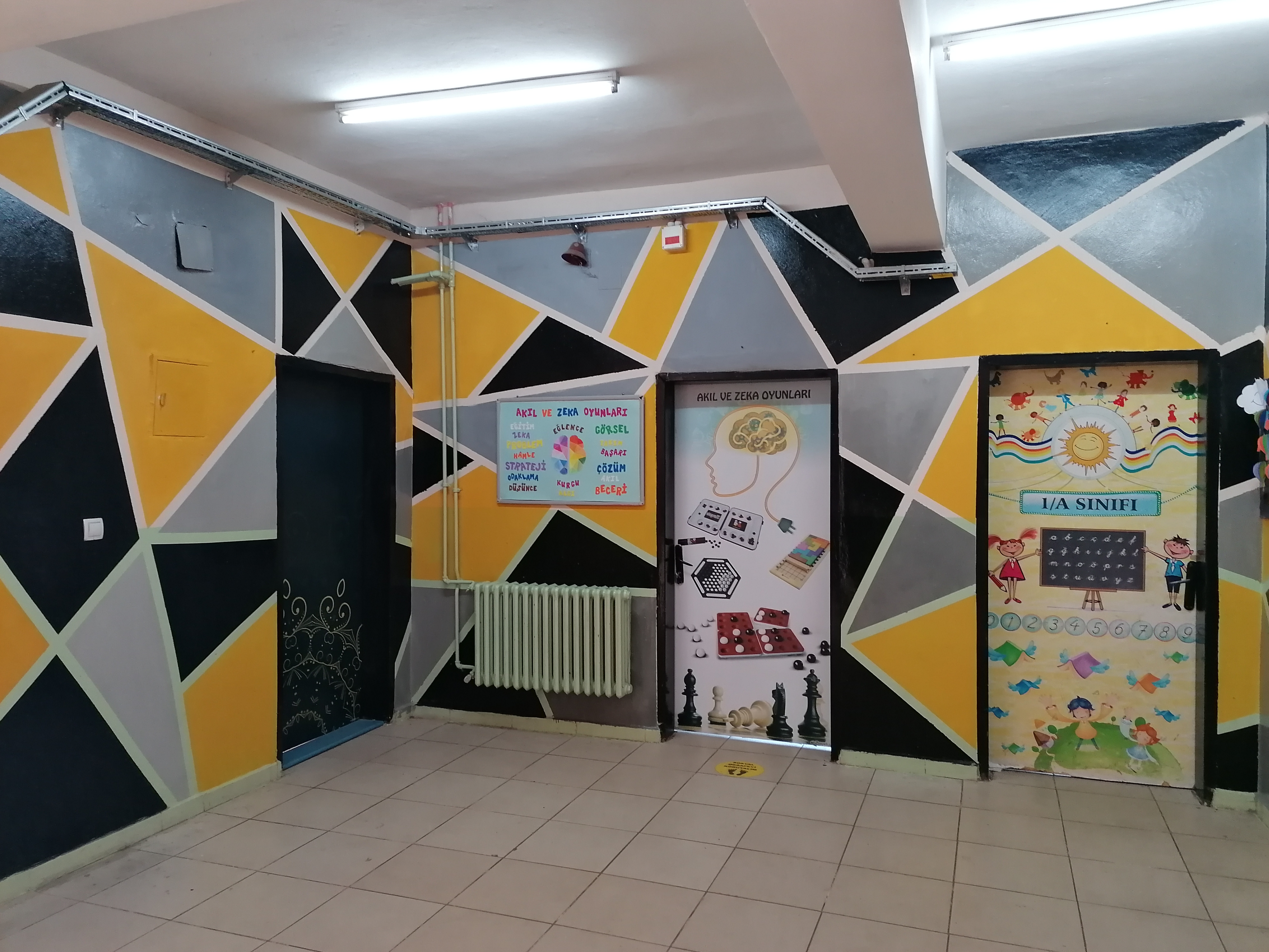 Hurda eşyaları derleyip sınır köyündeki okulu özel okula çevirdiler