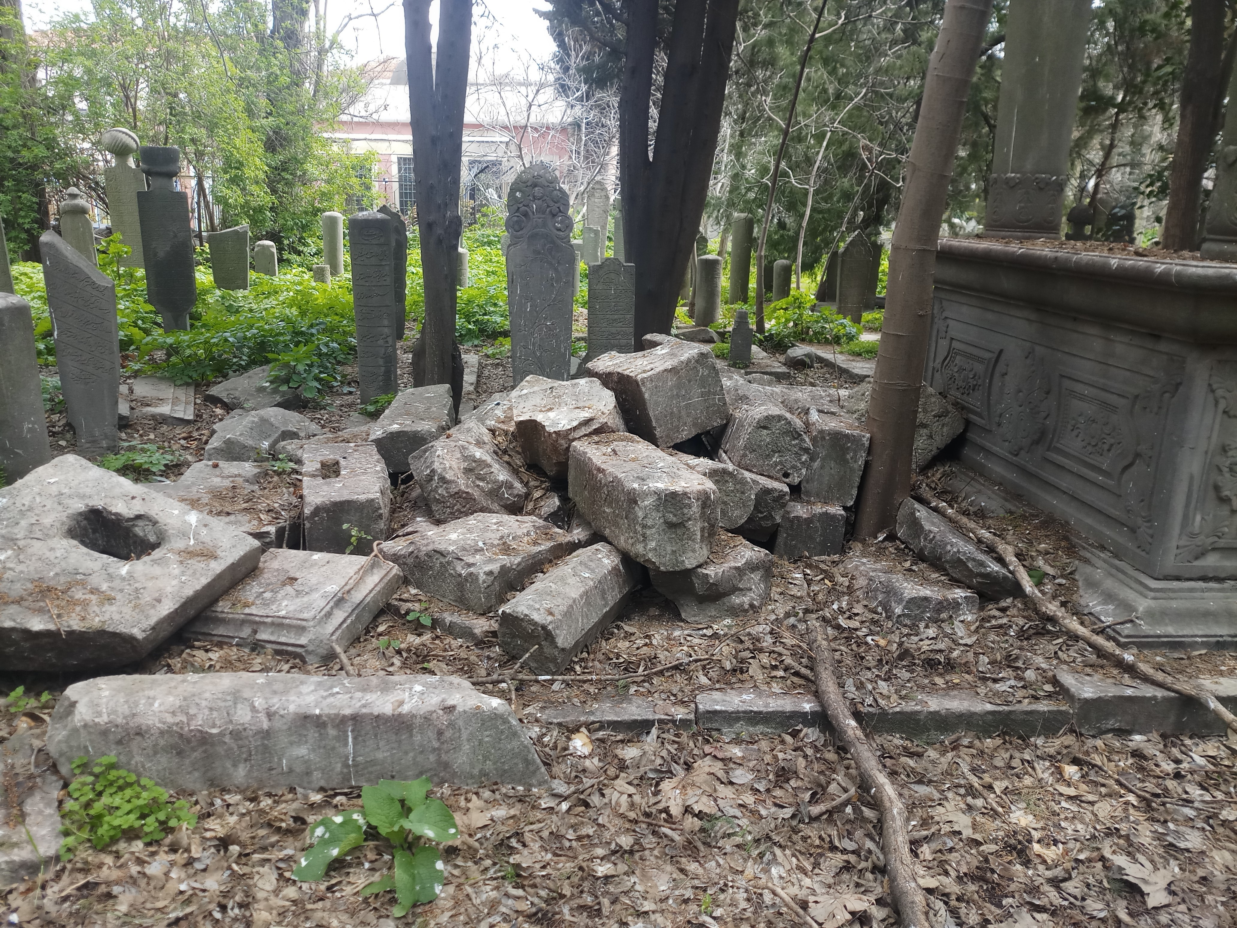 Eyüp Sultan Mezarlığı’nda defineci talanı